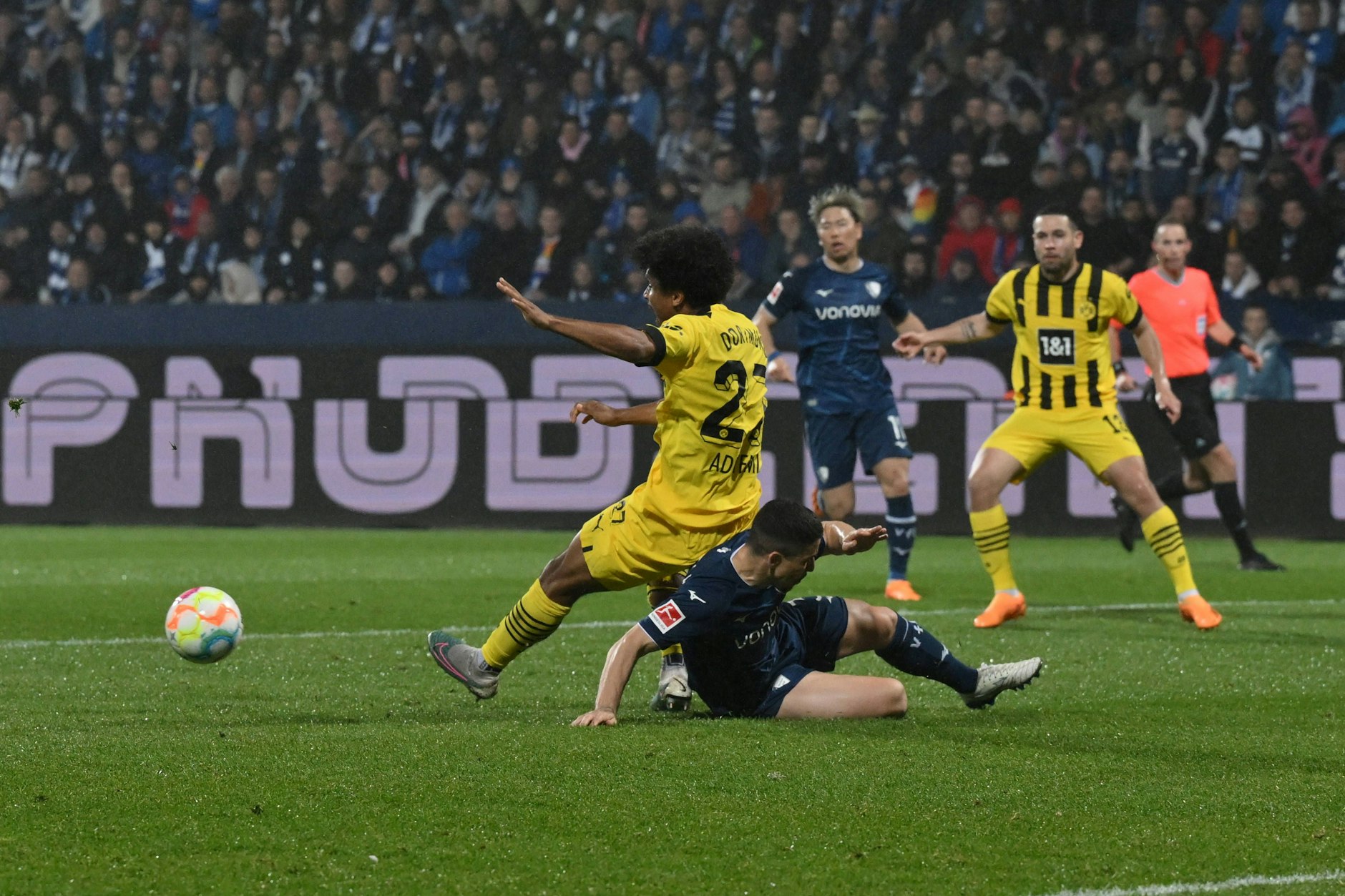 Die Szene, die die Meisterschaft entscheiden könnte: BVB-Stürmer Adeyemi wird von Bochums Soares gefoult. Elfmeter gab es dennoch nicht.