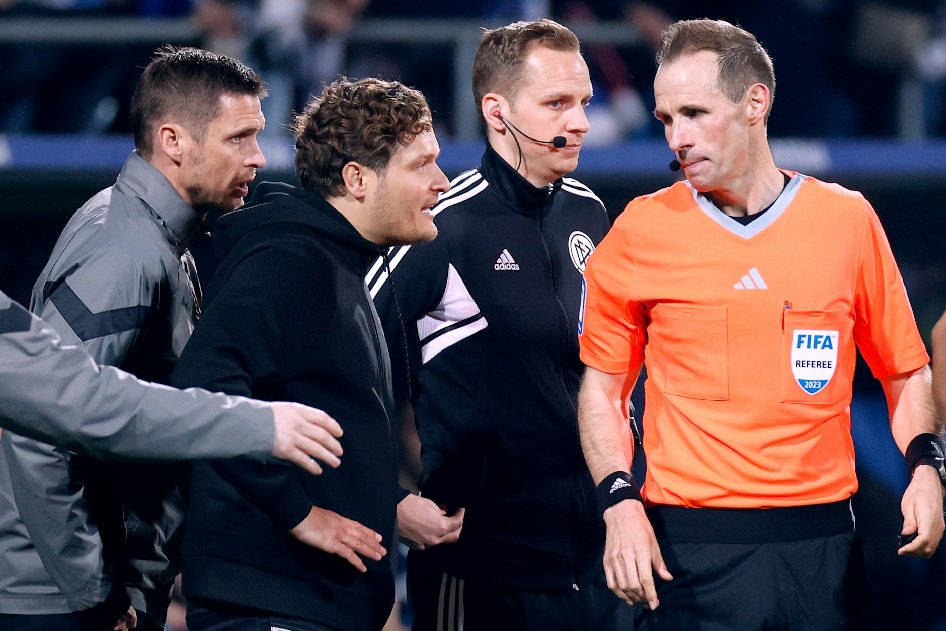 BVB-Trainer Edin Terzic und Sportdirektor Sebastian Kehl (r.) waren nach dem 1:1 beim VfL Bochum sauer auf Schiedsrichter Sascha Stegemann.