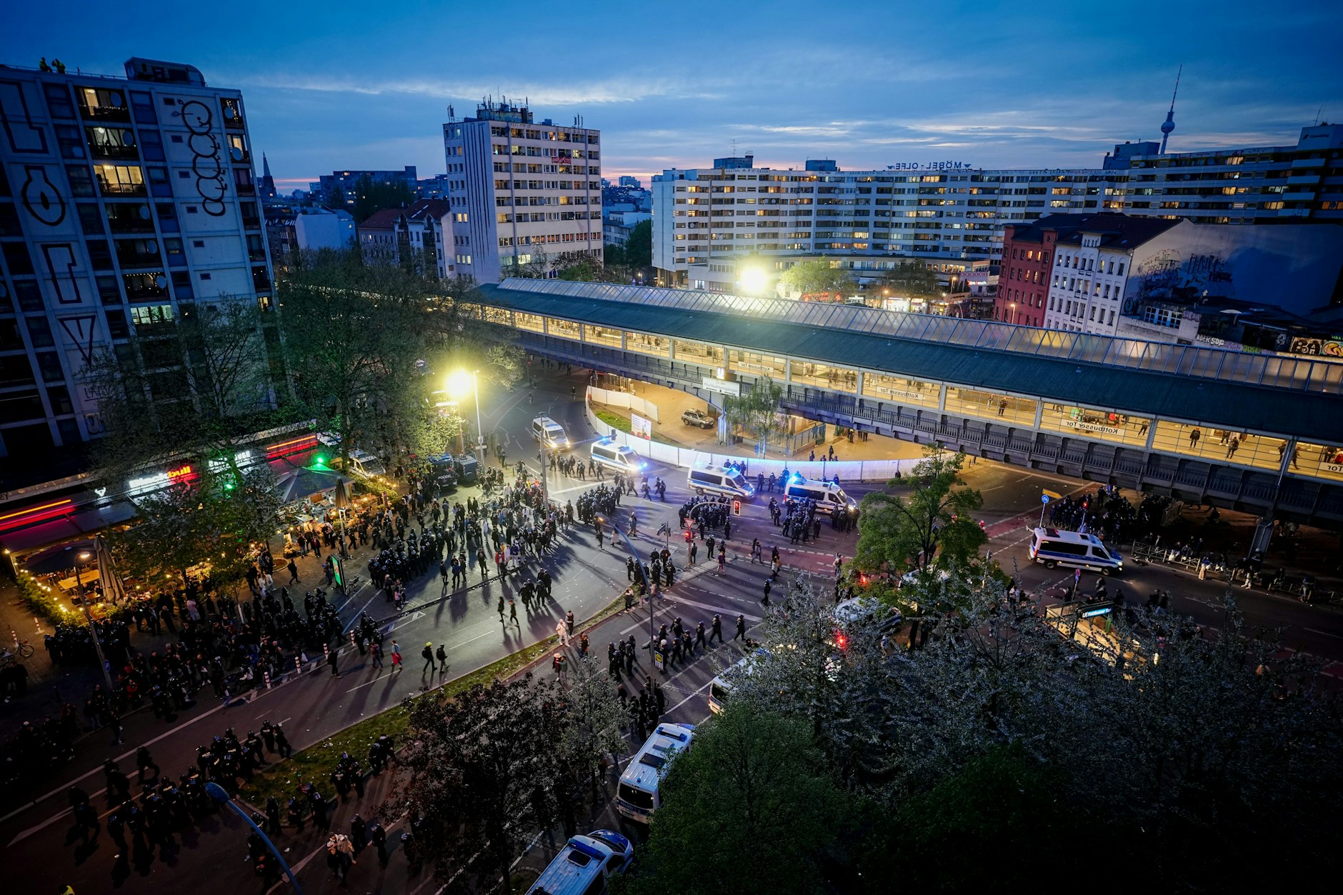 Das Kottbusser Tor nach dem offiziellen Ende der Demo.