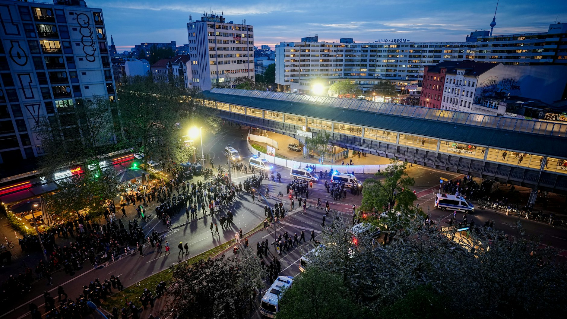 Am Kottbusser Tor in Kreuzberg normalisiert sich die Lage, die letzten Demonstranten verlassen den Ort.