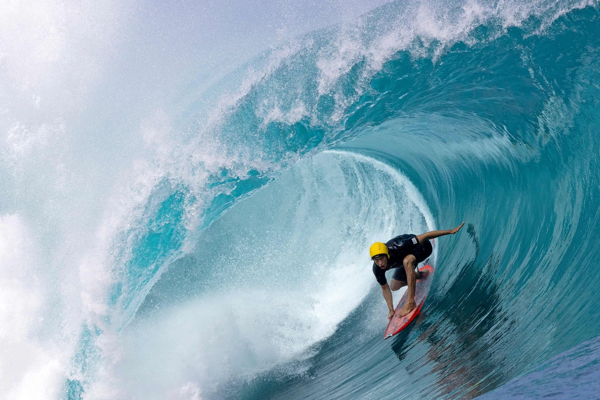 Der US-amerikanische Surfer Kalani Rivera surft in der Tube einer Welle vor dem bekannten Surfspot Teahupoo am Riff vor Tahitis Su·dostku·ste.  
