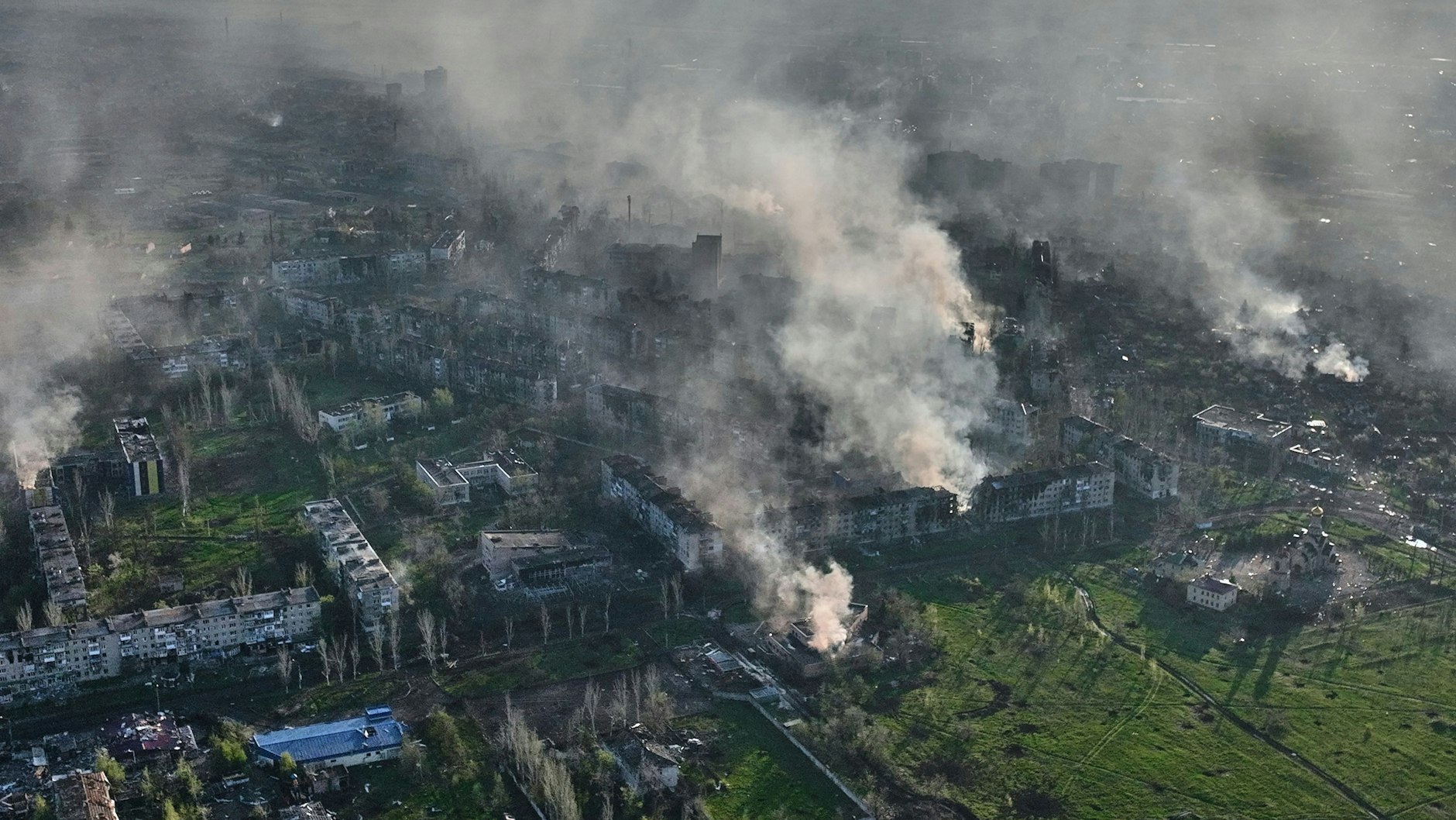 Rauch und Trümmer: Russland will nach monatelangem Kampf 85 Prozent der weitgehend verwüsteten Stadt Bachmut eingenommen haben.