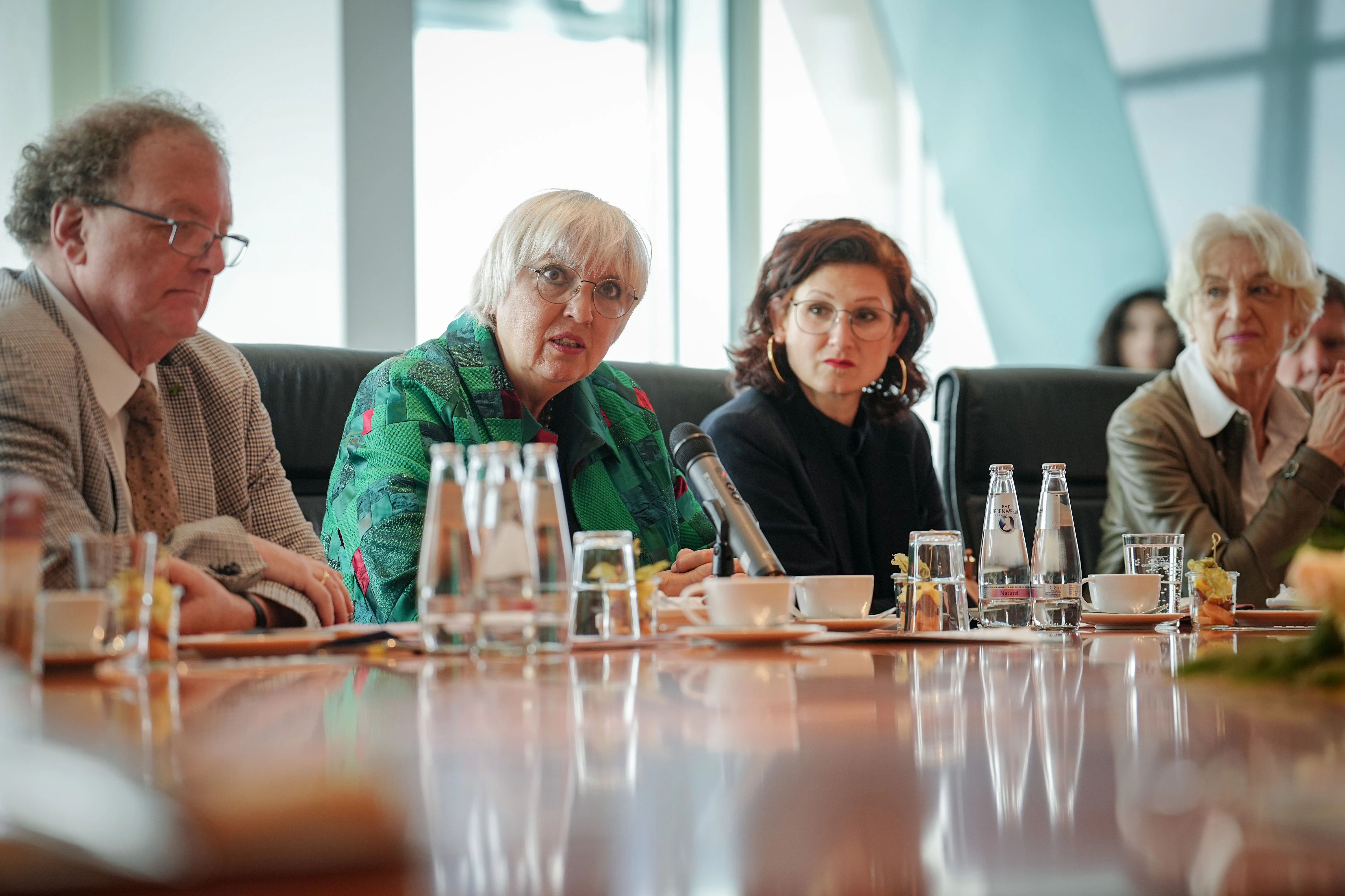 Olaf Zimmermann, Geschäftsführer des Deutschen Kulturrates, Claudia Roth, Staatsministerin für Kultur und Medien, Ferda Ataman, unabhängige Bundesbeauftragte für Antidiskriminierung, sowie Eva Hubert (v.l.n.r.), Themis-Vorstandsvorsitzende, nehmen an einem Pressegespräch zu fünf Jahren Vertrauensstelle Themis teil, die 2018 im Zuge der MeToo-Bewegung ins Leben gerufen wurde.