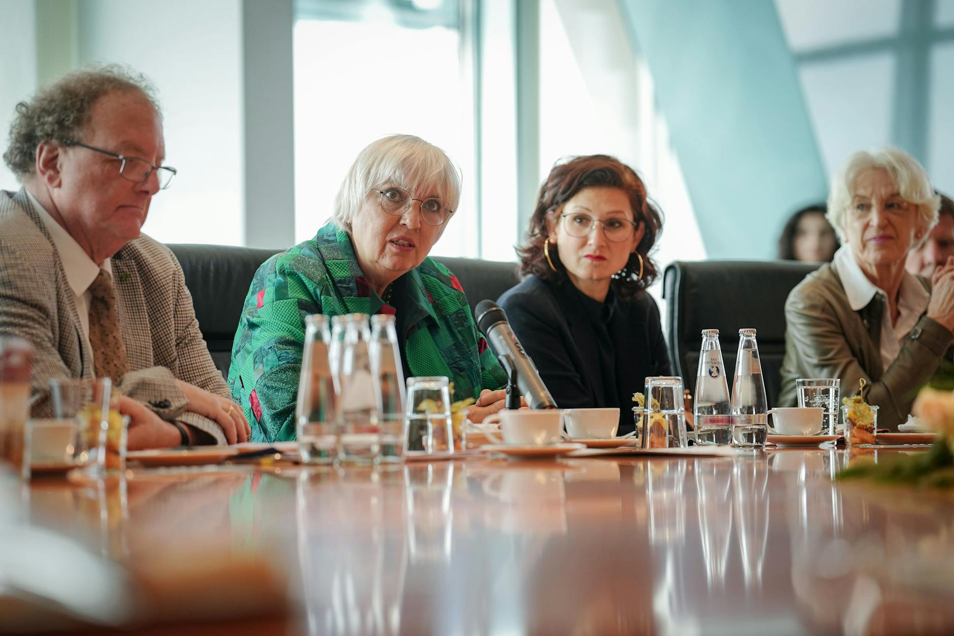 Olaf Zimmermann, Geschäftsführer des Deutschen Kulturrates, Claudia Roth, Staatsministerin für Kultur und Medien, Ferda Ataman, unabhängige Bundesbeauftragte für Antidiskriminierung, sowie Eva Hubert (v.l.n.r.), Themis-Vorstandsvorsitzende, nehmen an einem Pressegespräch zu fünf Jahren Vertrauensstelle Themis teil, die 2018 im Zuge der MeToo-Bewegung ins Leben gerufen wurde.