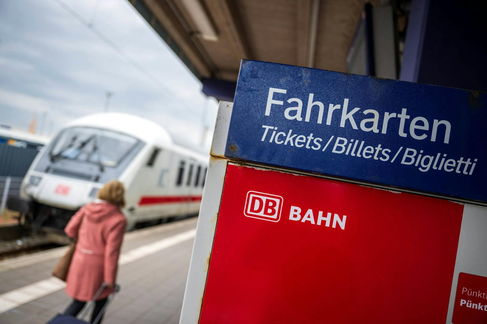 PRODUKTION - Grundsätzlich soll das 49-Euro-Ticket in drei Versionen angeboten werden: als Handyticket, als Chipkarte und vorübergehend auch als Papierfahrkarte.