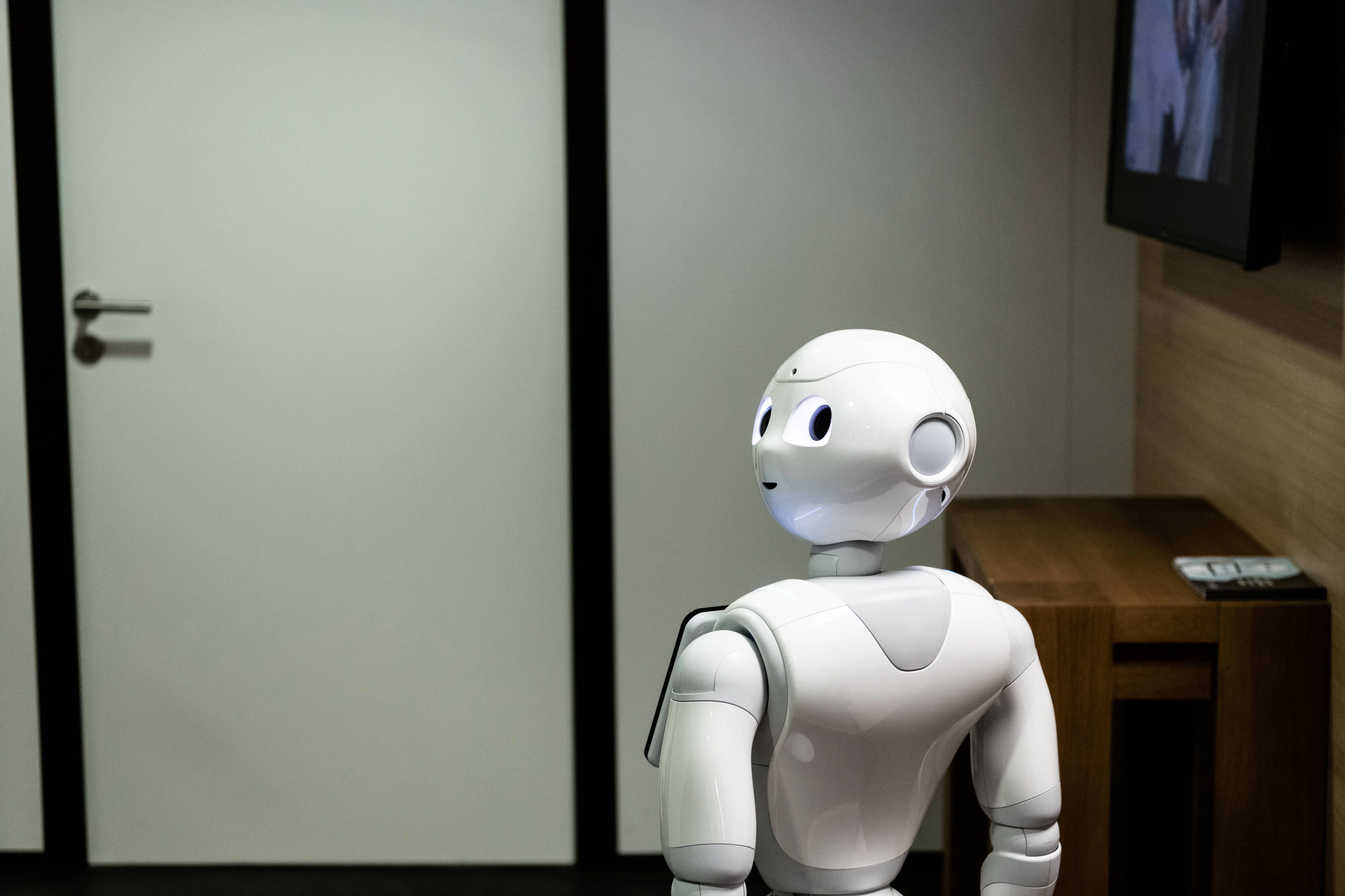Schaut keck über die Schulter: Pepper ist einer der derzeit berühmtesten Roboter.