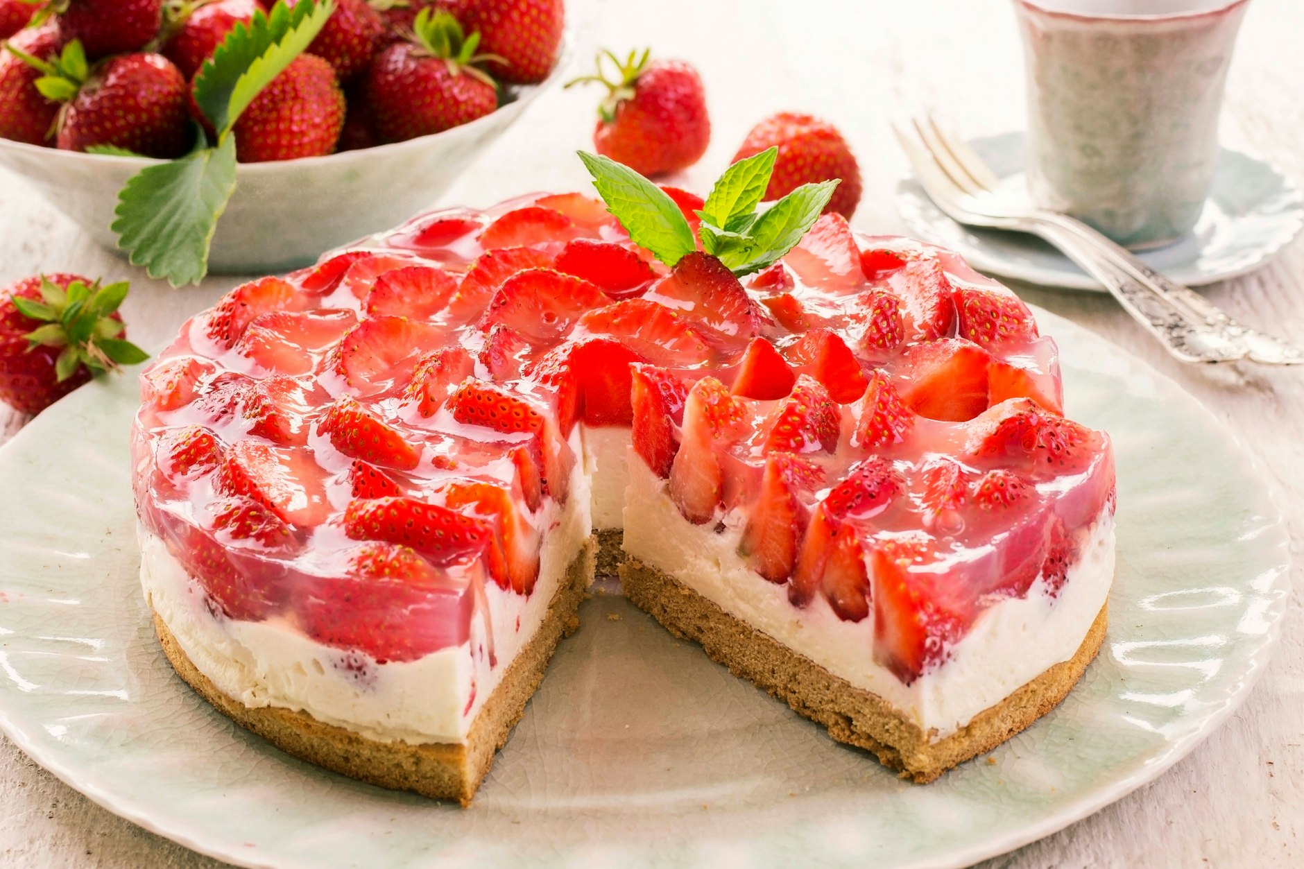 Der Erdbeerkuchen mit Pudding ist beliebt bei Groß und Klein.