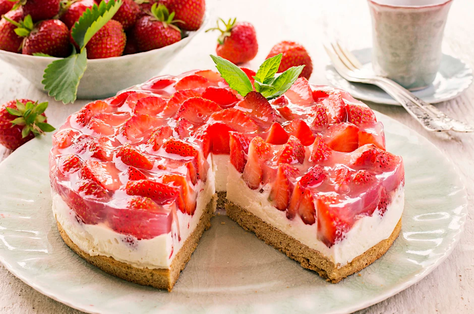 Der Erdbeerkuchen mit Pudding ist beliebt bei Groß und Klein.