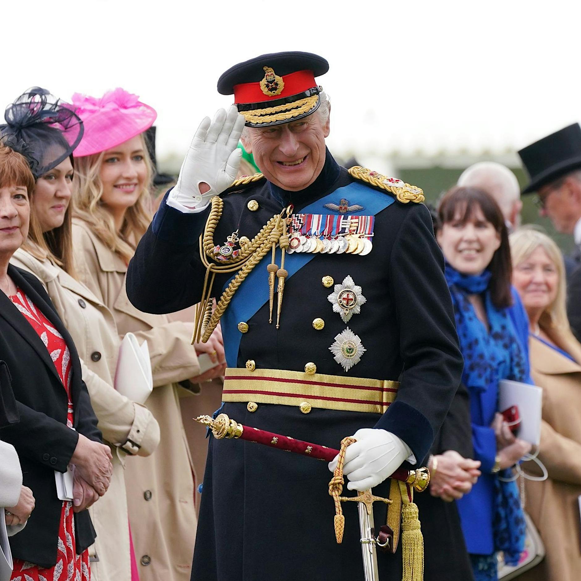 König Charles übergibt neue Truppenfahnen