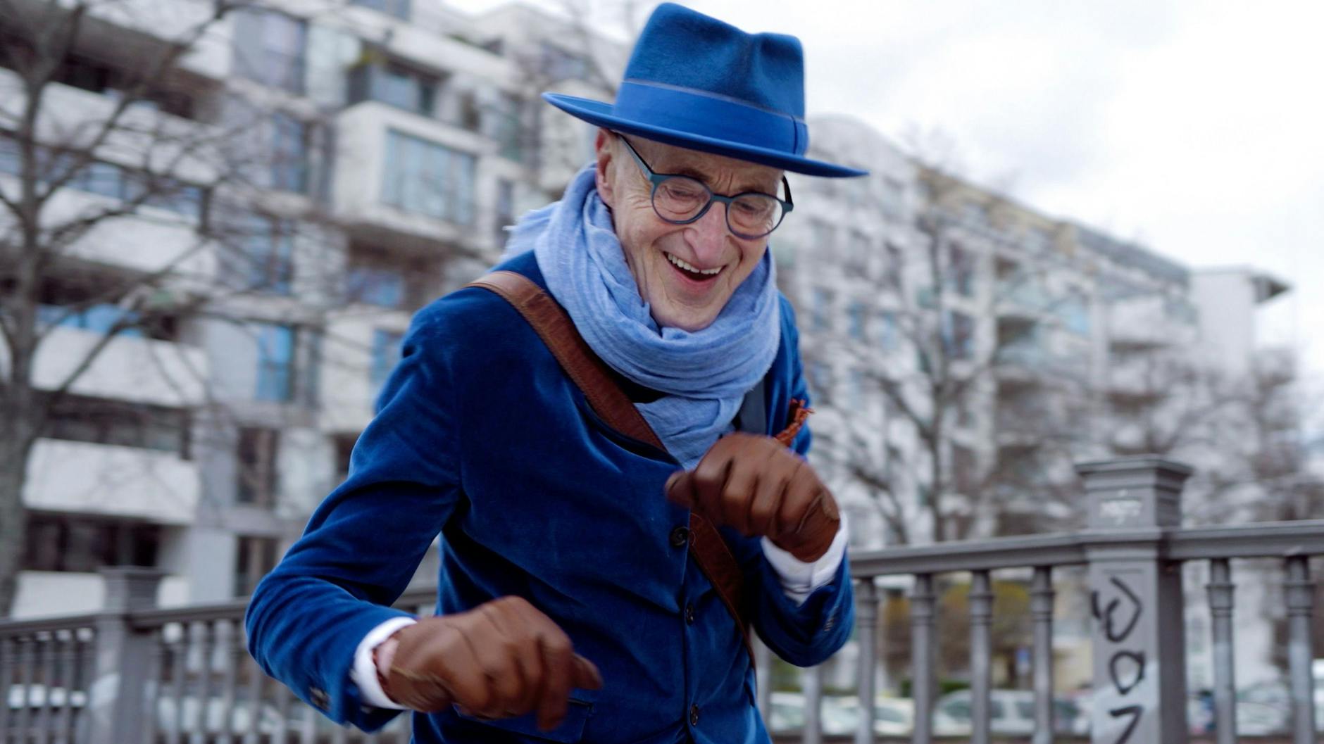Vor acht Jahren ging ein Foto von ihm in der U-Bahn viral, heute hat er fast 170.000 Follower auf Instagram: Hipster-Opa Günther Krabbenhöft.