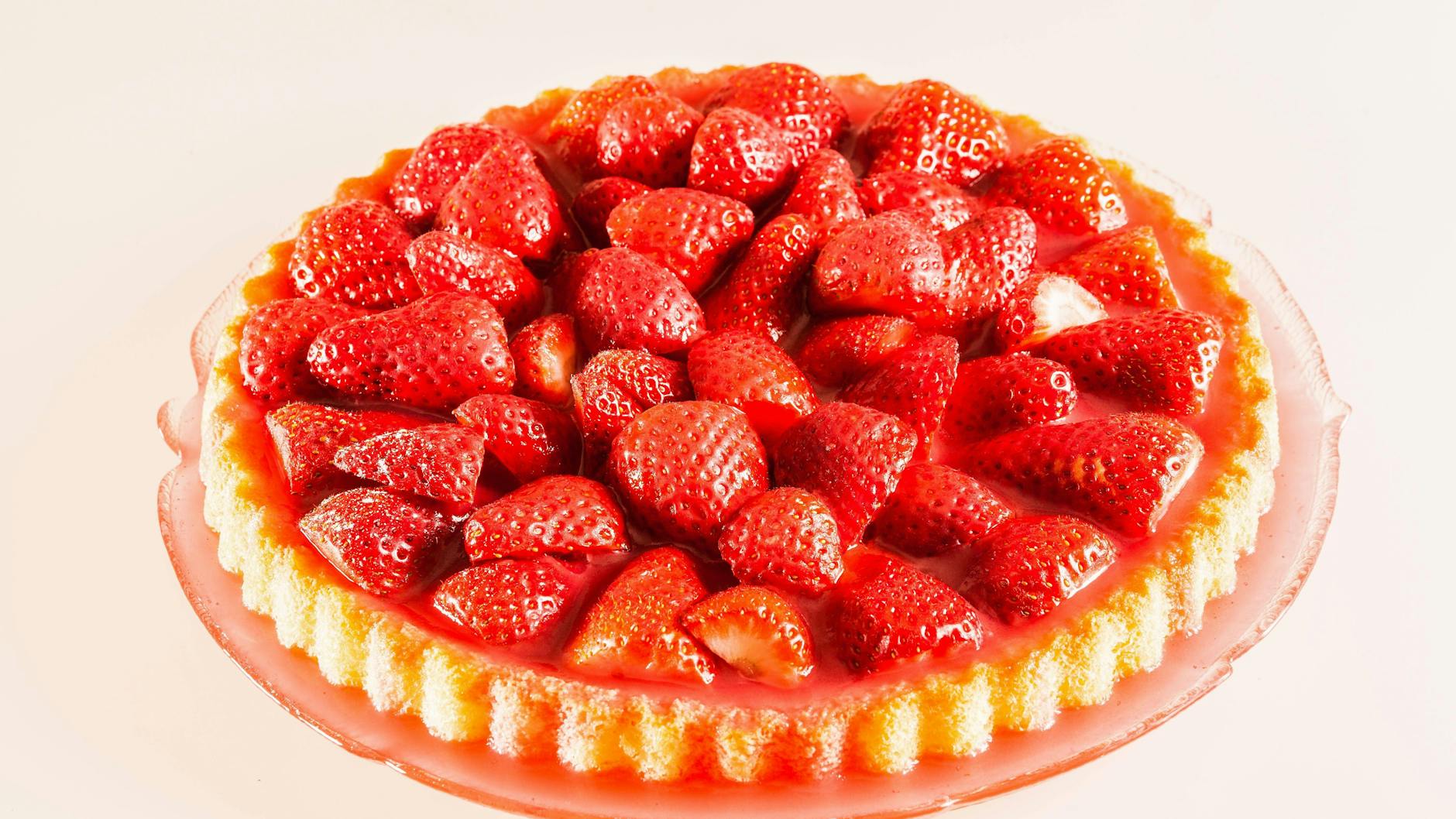 Der Erdbeerkuchen mit Pudding ist schnell gemacht und ein echter Gaumenschmaus.