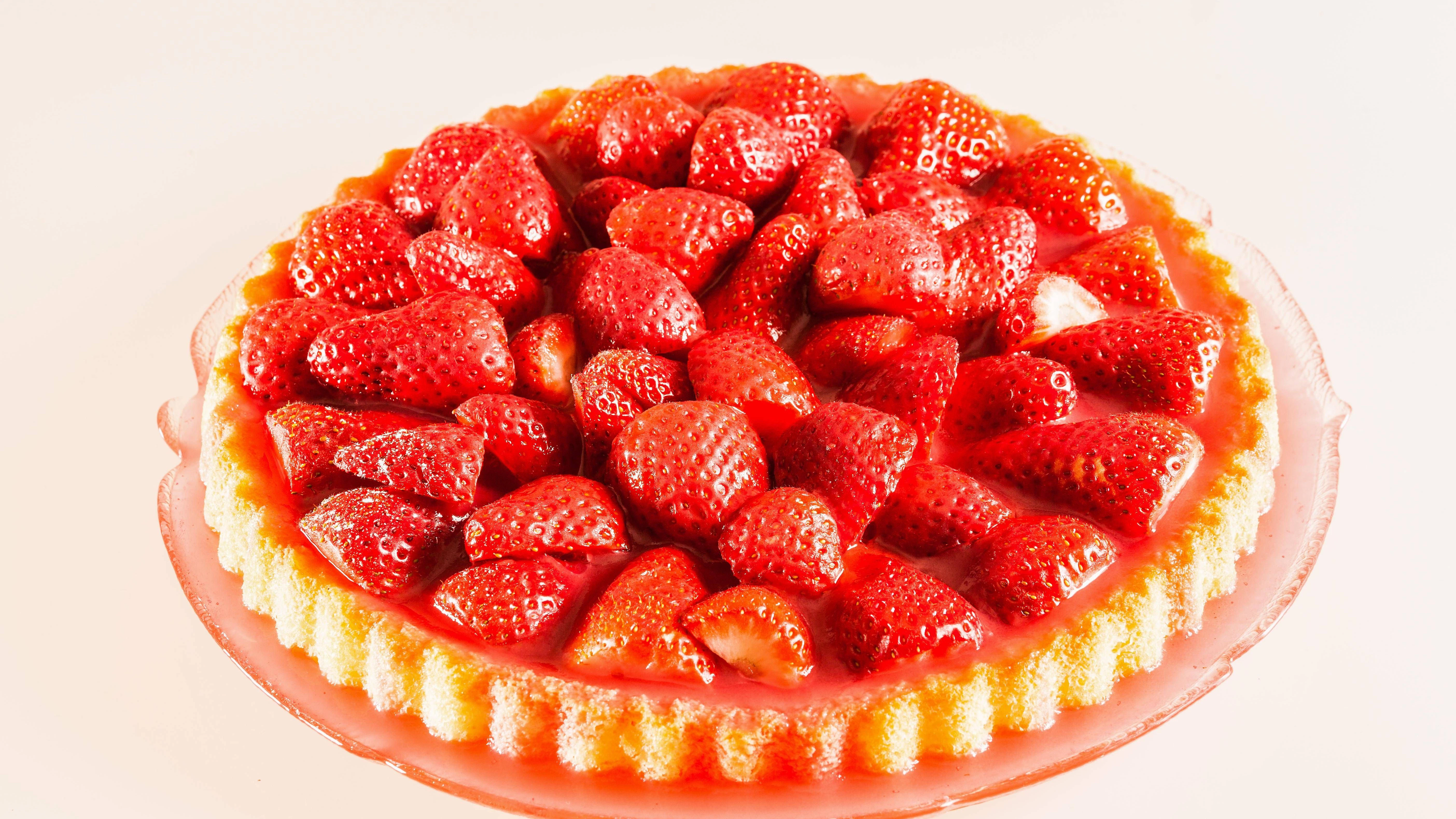 Der Erdbeerkuchen mit Pudding ist schnell gemacht und ein echter Gaumenschmaus.