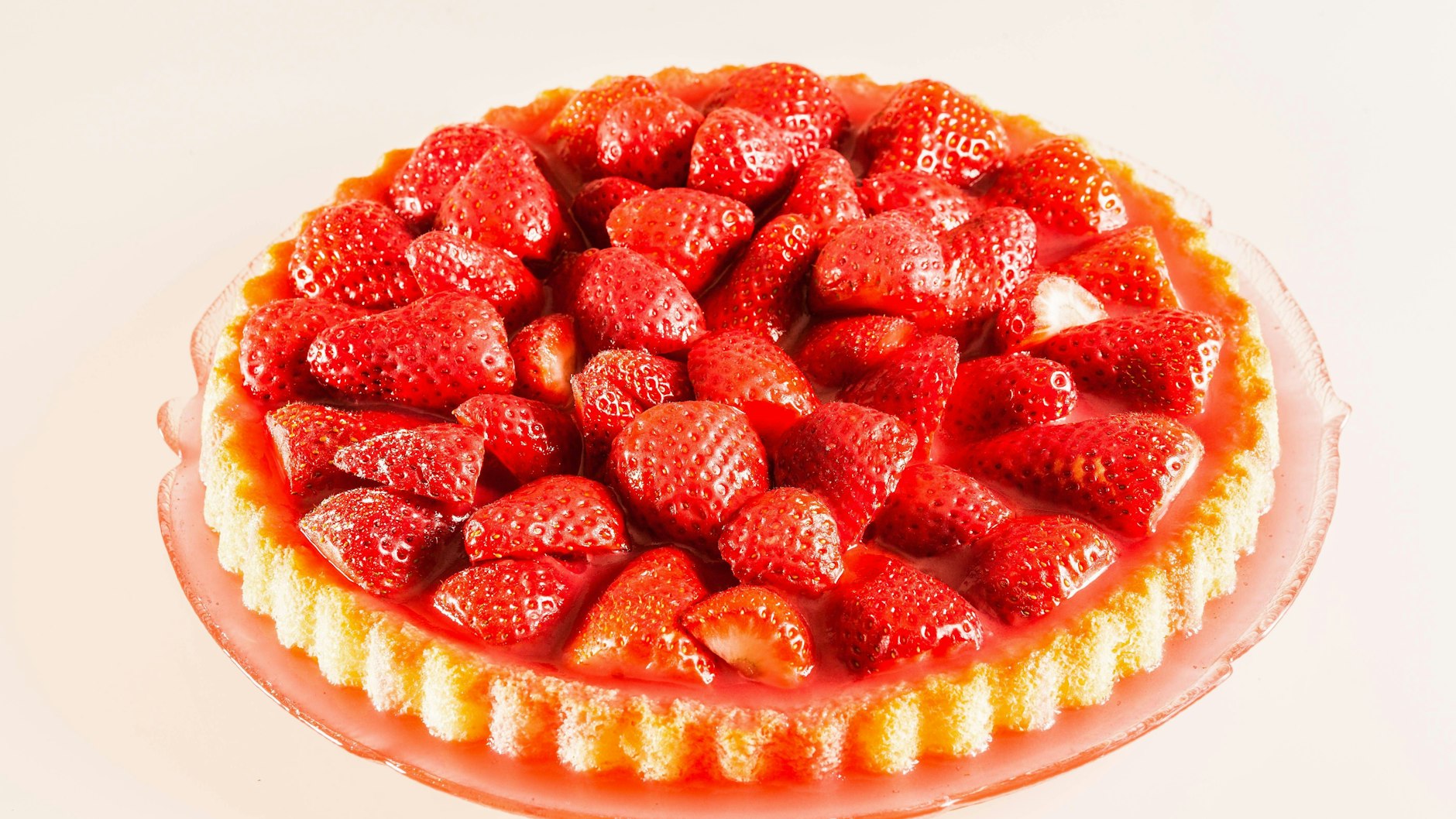 Der Erdbeerkuchen mit Pudding ist schnell gemacht und ein echter Gaumenschmaus.