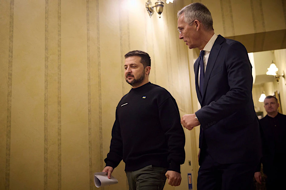 Nato-Generalsekretär Jens Stoltenberg und Wolodymyr Selenskyj (l), Präsident der Ukraine, bei einem Treffen in Kiew.