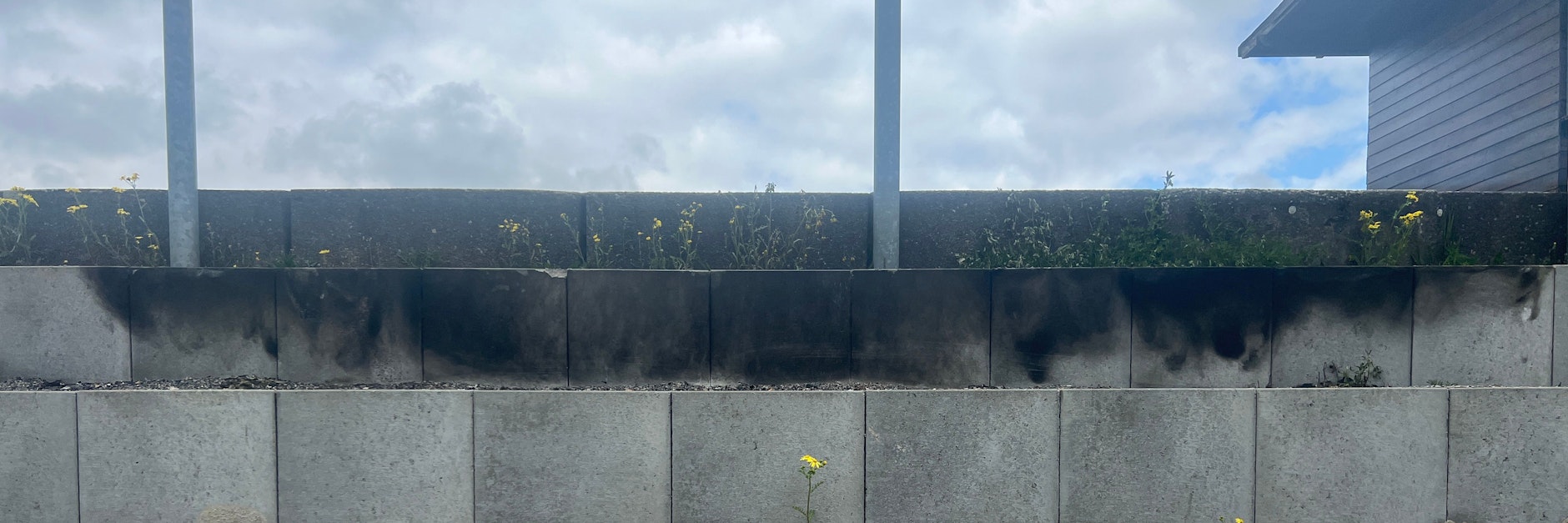 Nur noch Ruß! Die Überreste der BFC-Ultra-Zaunfahne nach der Verbrennung am Montag im Sportforum.