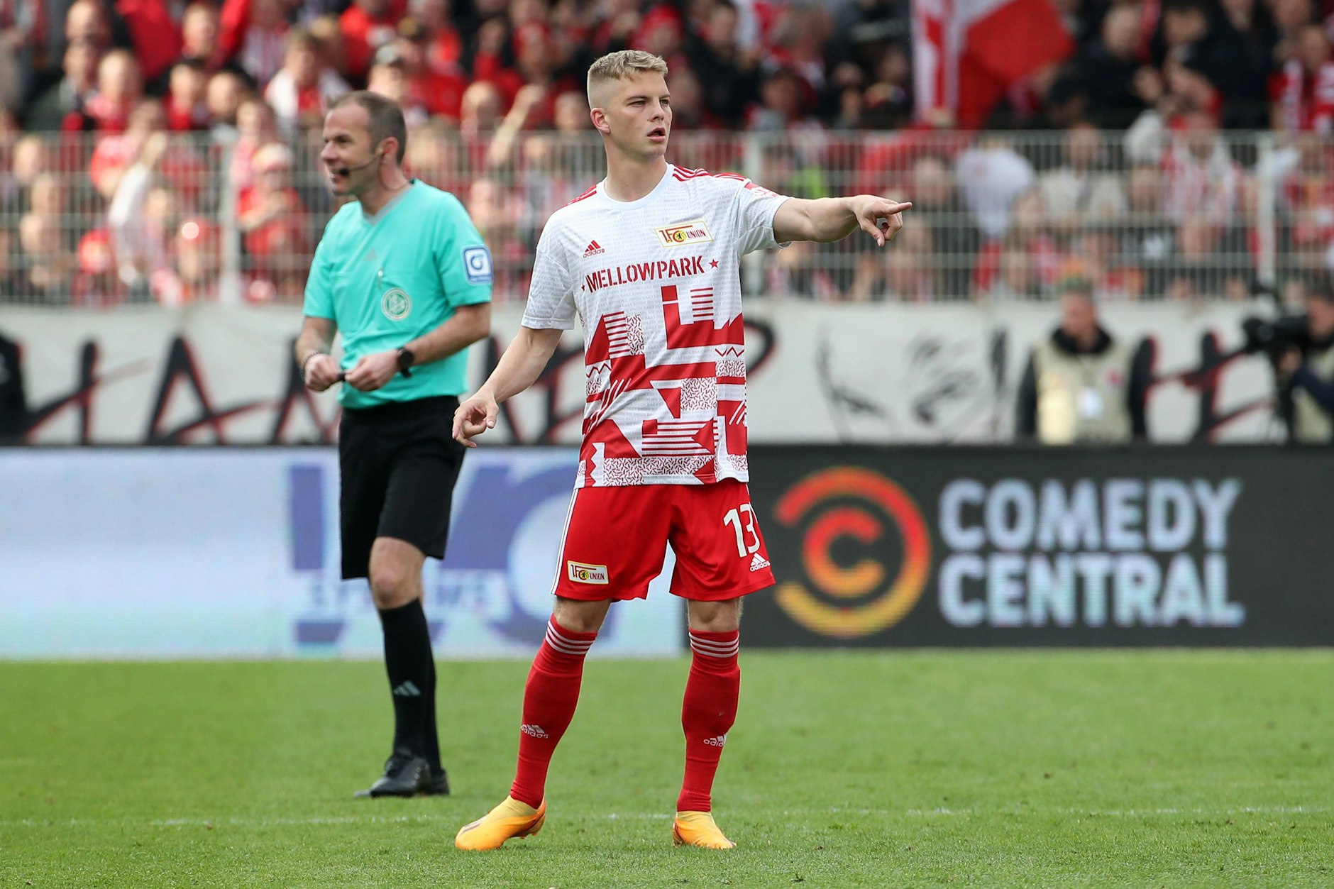 András Schäfer zeigt gestenreich seine Taktikanweisungen während des Spiels zwischen 1. FC Union Berlin und Bayer 04 Leverkusen.