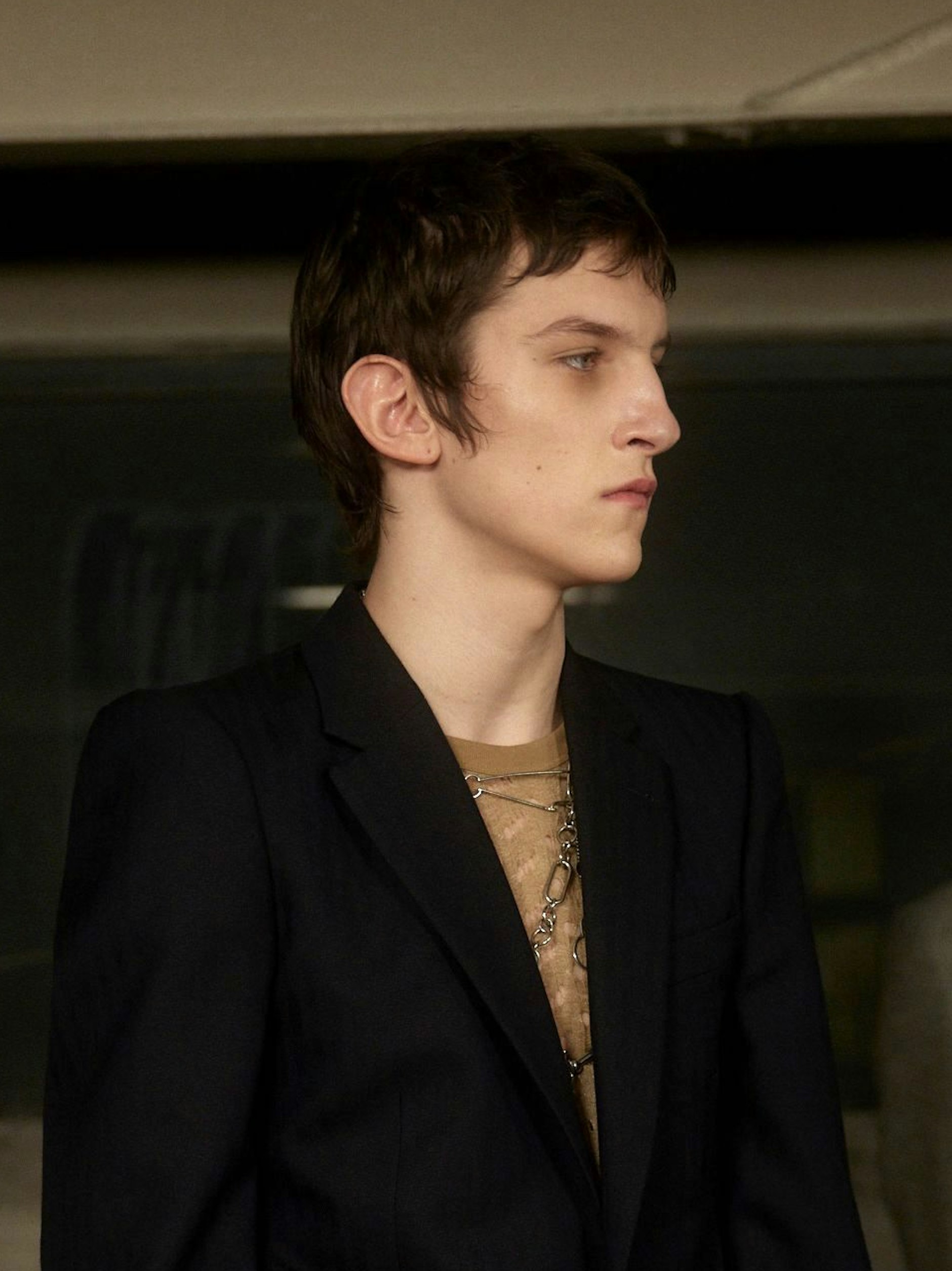 Wichtig beim Mod Cut: die langen Seiten, wobei das Ohr freigeschnitten ist. Hier eine softe Variante bei einem aktuellen Dries-Van-Noten-Look.