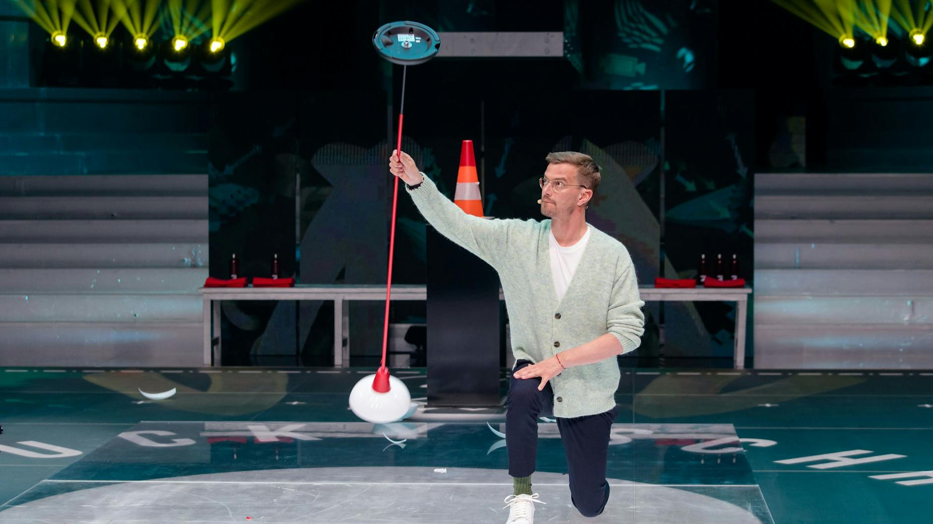 Beim ersten Spiel ging es bei „Joko und Klaas gegen ProSieben“ ums Flippen von Gegenständen - Joko Winterscheidt versagte.