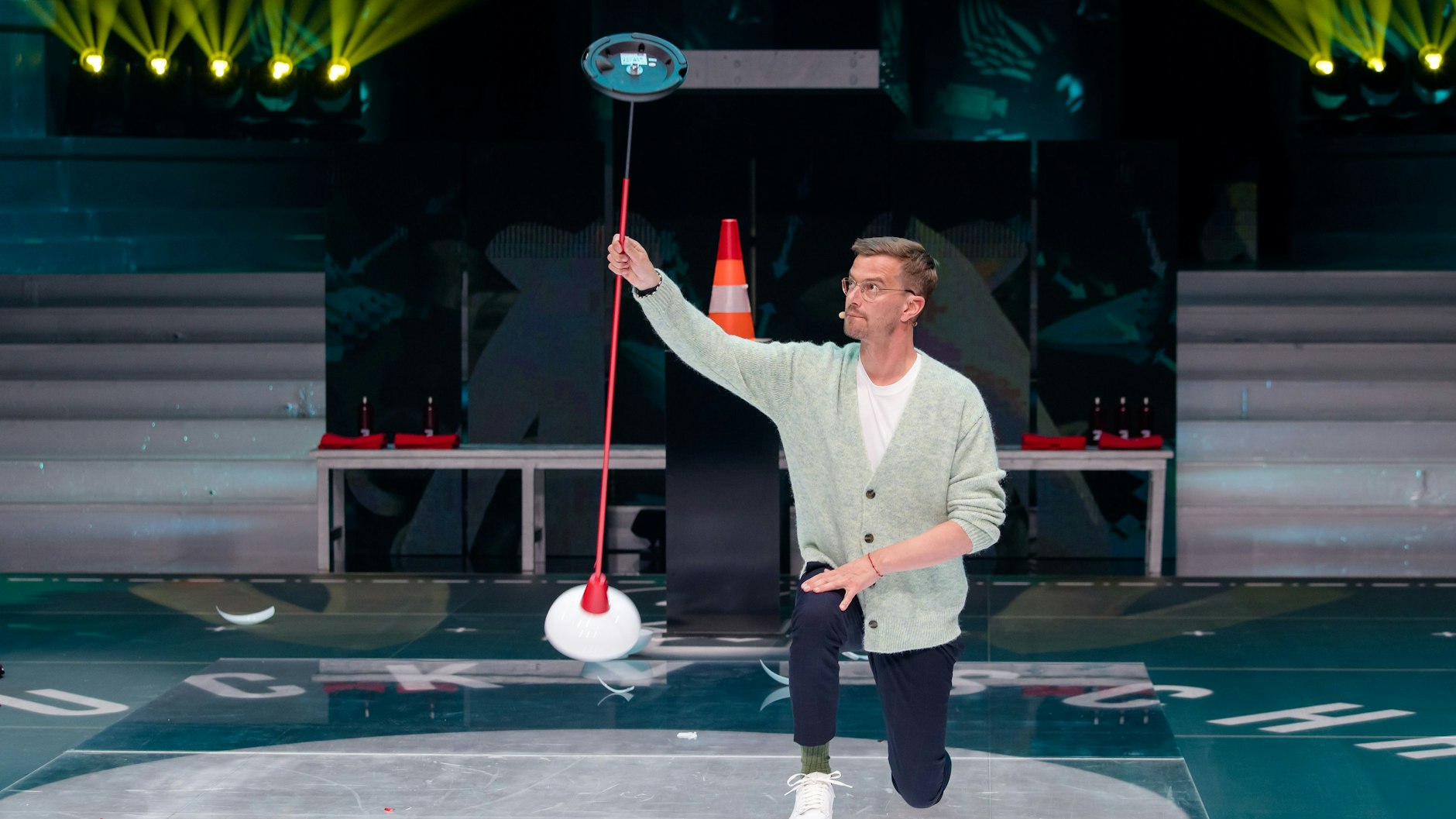 Beim ersten Spiel ging es bei „Joko und Klaas gegen ProSieben“ ums Flippen von Gegenständen - Joko Winterscheidt versagte.