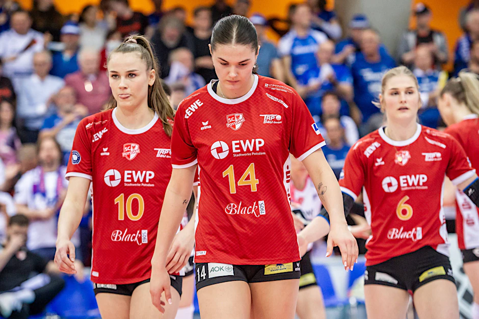 Sarah van Aalen, Anastasia Cekulaev und Hester Jasper (v. l. n. r.) vom SC Potsdam bringen ihre Enttäuschung zum Ausdruck.