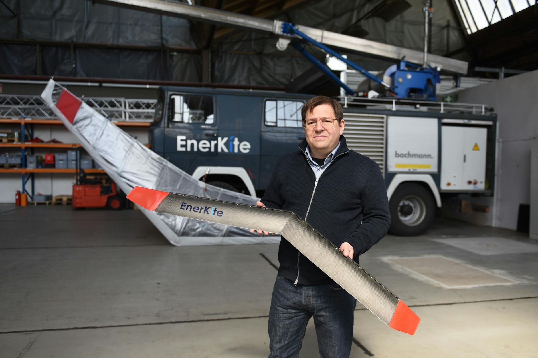 Enerkite-Chef Florian Breipohl mit einem Modell des Hochleistungsdrachens