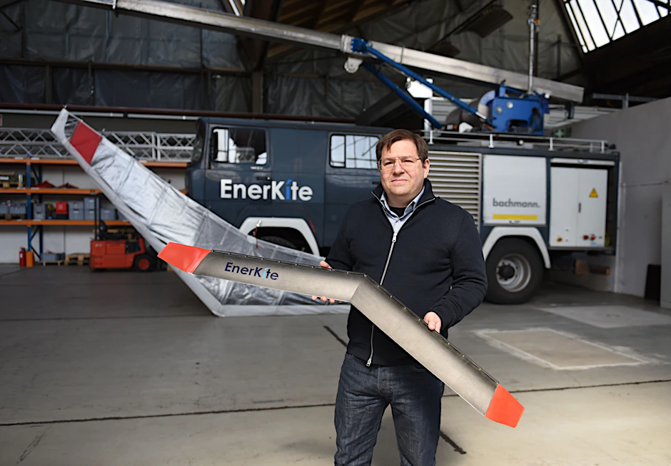 Enerkite-Chef Florian Breipohl mit einem Modell des Hochleistungsdrachens