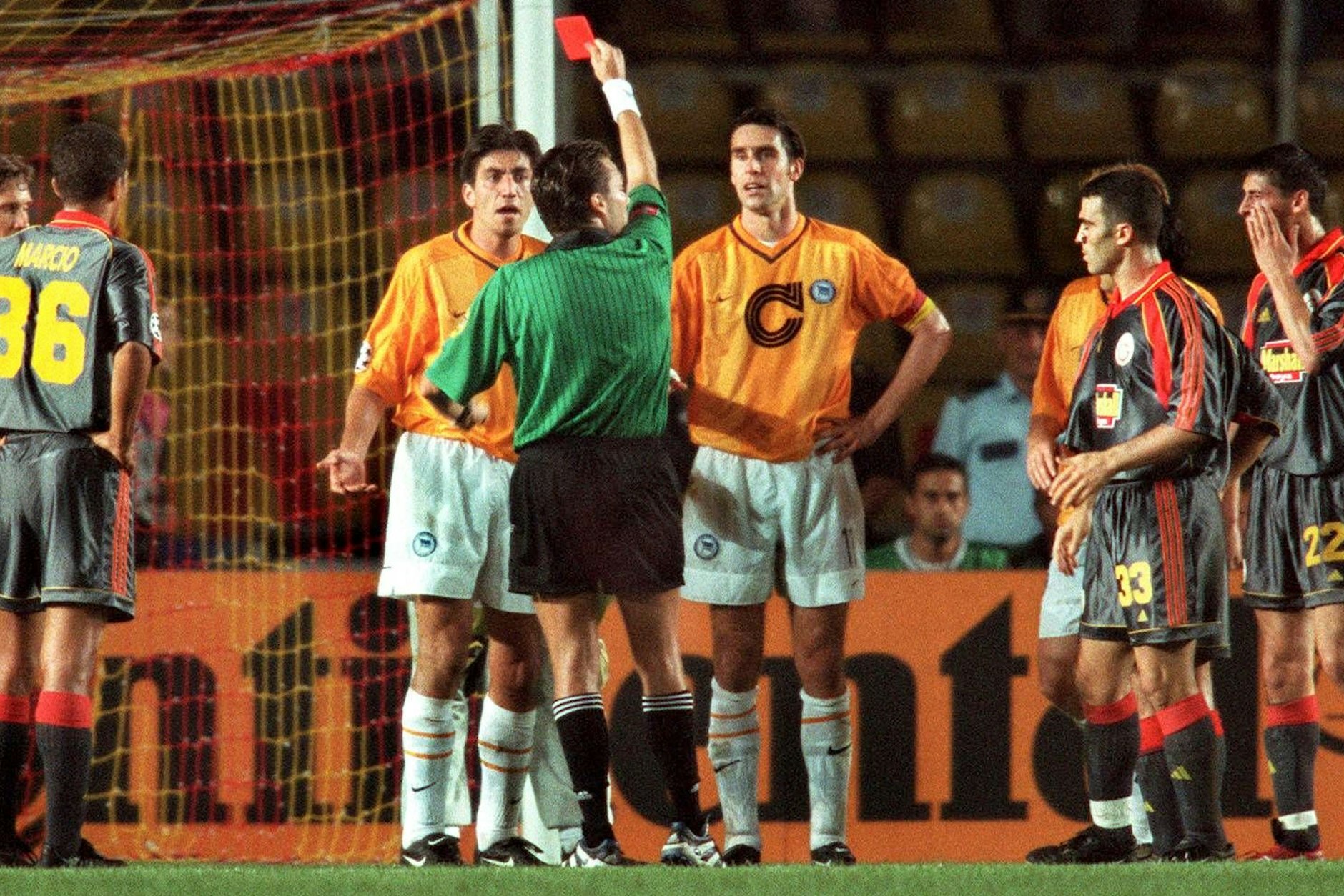 Hertha lässt sich auch vom Rot durch den Schweizer Schiri Urs Meier für Kostas Konstantinidis (l.) 1999 in der Champions League bei Galatasaray Istanbul nicht schocken.
