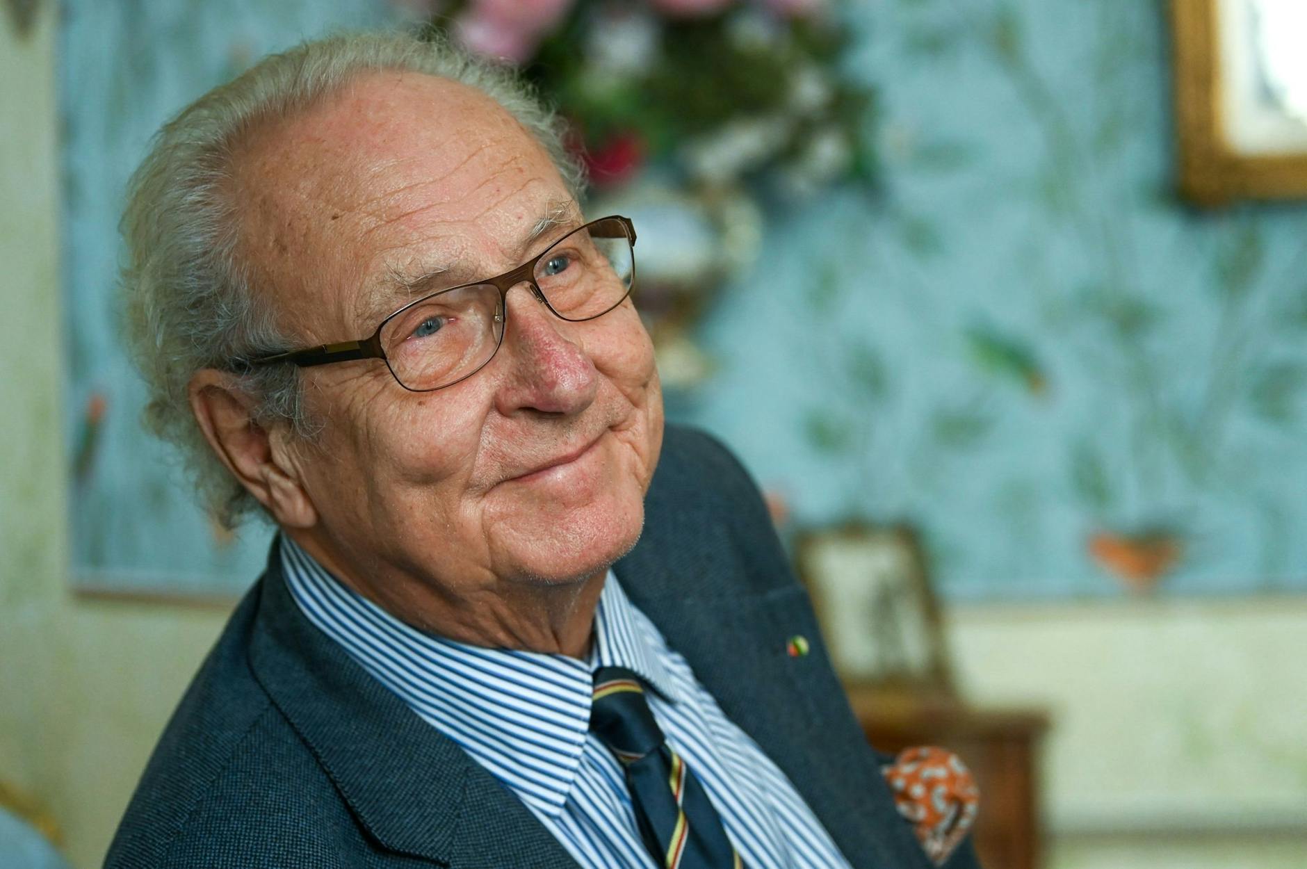 PRODUKTION - Eduard Prinz von Anhalt hat die Krönung für den Fernsehsender RTL genau im Blick.