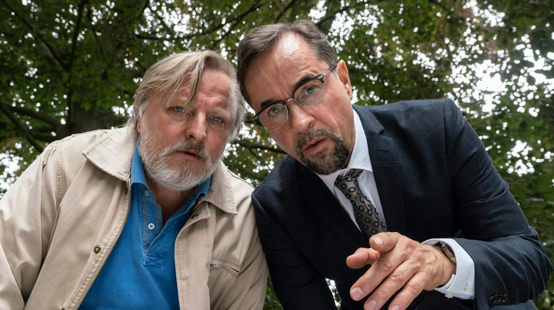 HANDOUT - Frank Thiel (Axel Prahl, l) und Prof. Karl-Friedrich Boerne (Jan Josef Liefers) beugen sich über den Toten.