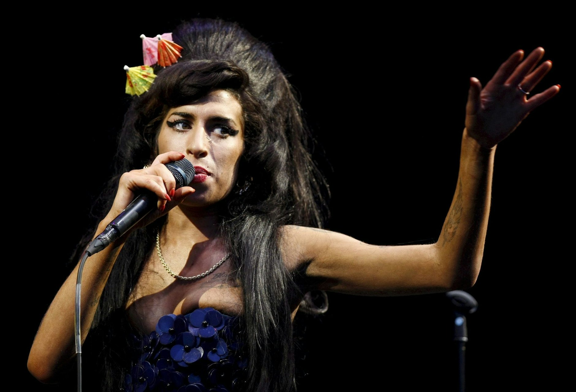 ARCHIV - Amy Winehouse tritt beim Glastonbury-Festival auf (2008). Sie starb 2011 mit 27 Jahren.  a