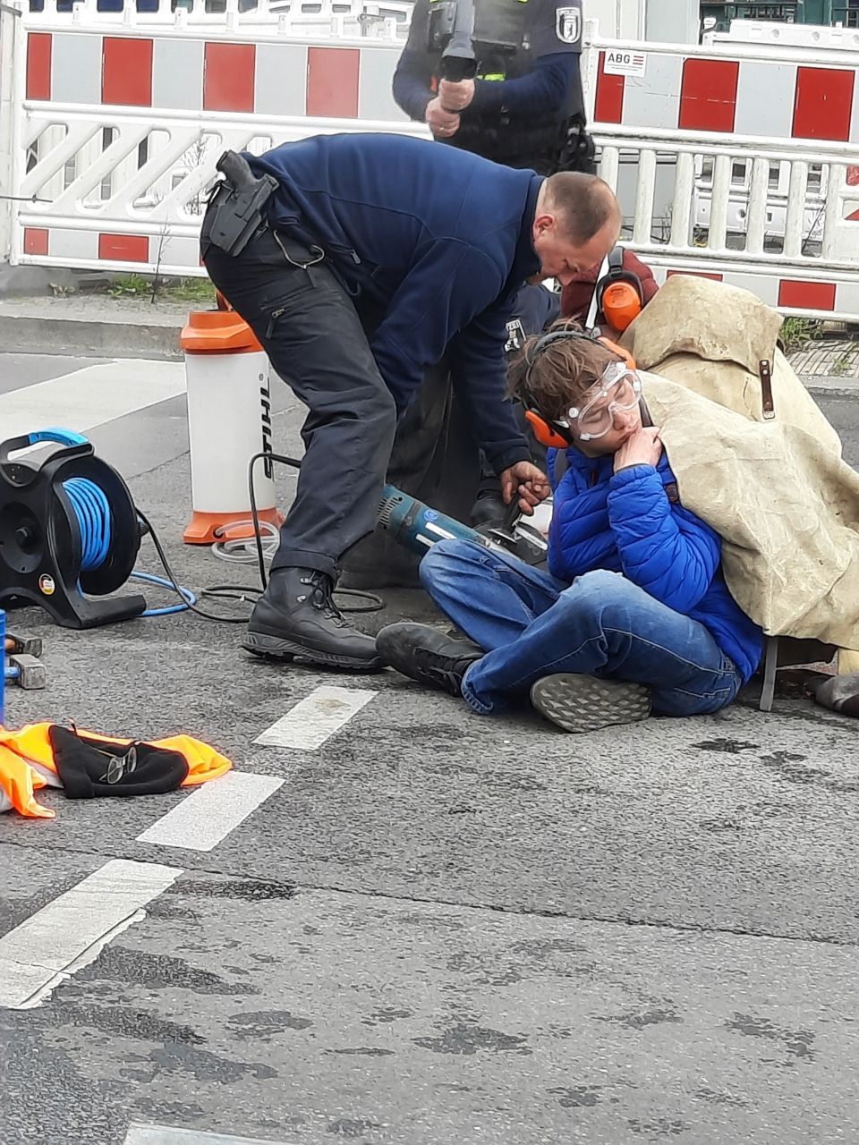 Letzte Generation: Polizei Flext Klima-Kleber Aus Dem Asphalt, Wissing ...