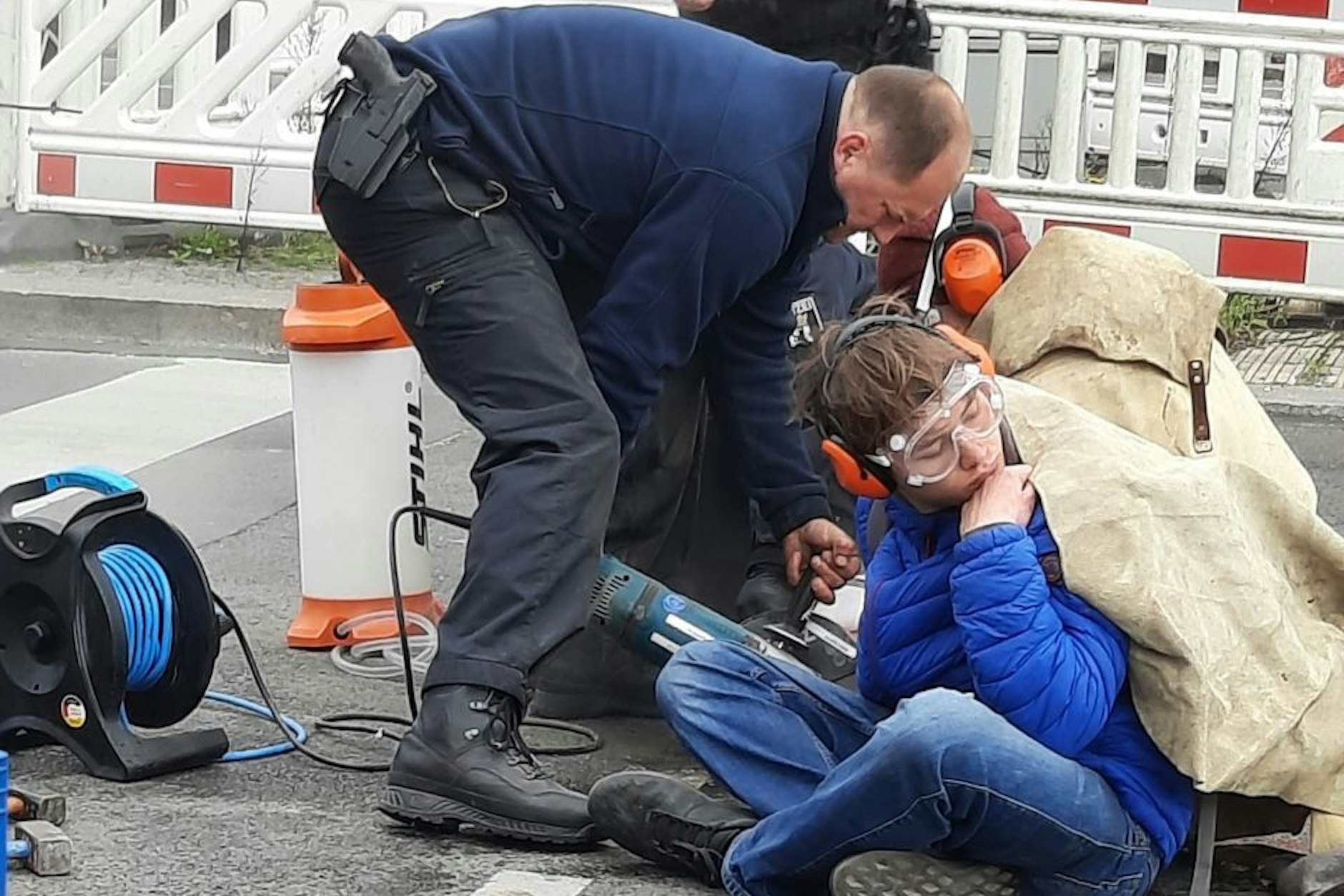 Ein Aktivist wird aus der Straße geflext.