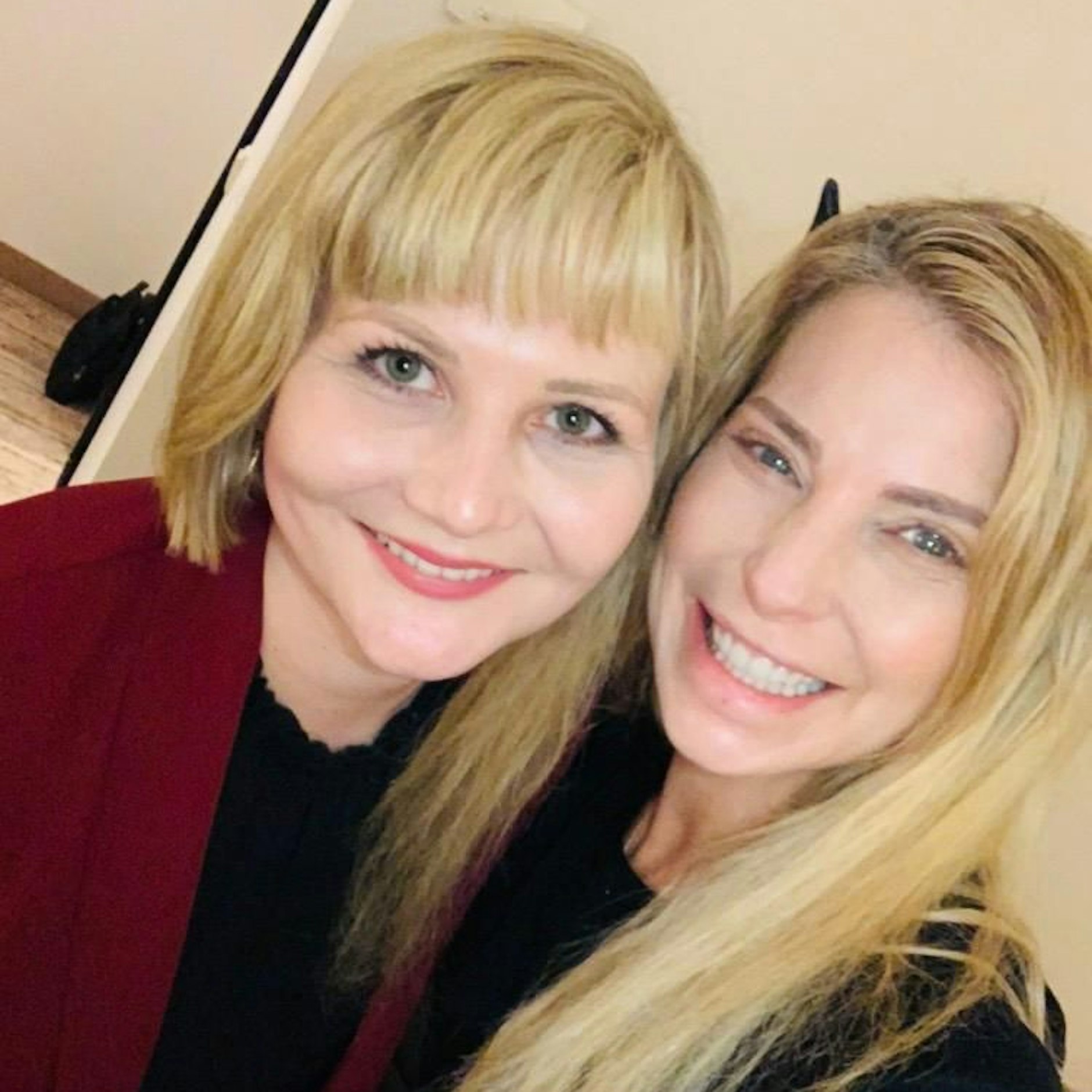 Berliner-KURIER-Redakteurin Julia mit Giulia Siegel bei einem Backstage-Dreh vor ein paar Jahren.