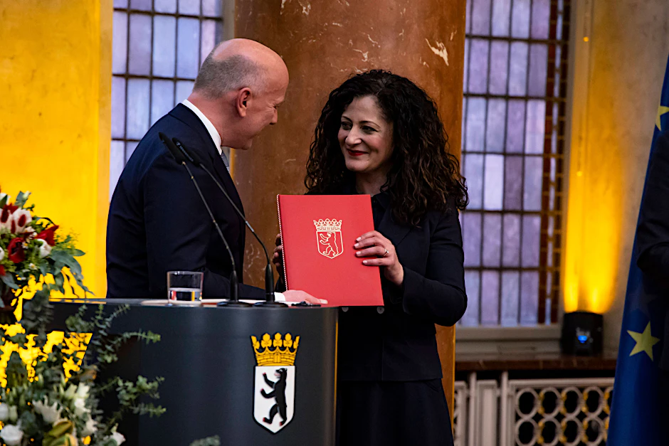 Der Regierende Bürgermeister Kai Wegner (CDU) und die Senatorin für Integration, Arbeit, Soziales, Vielfalt und Antidiskriminierung, Cansel Kiziltepe (SPD), bei ihrer Ernennung.