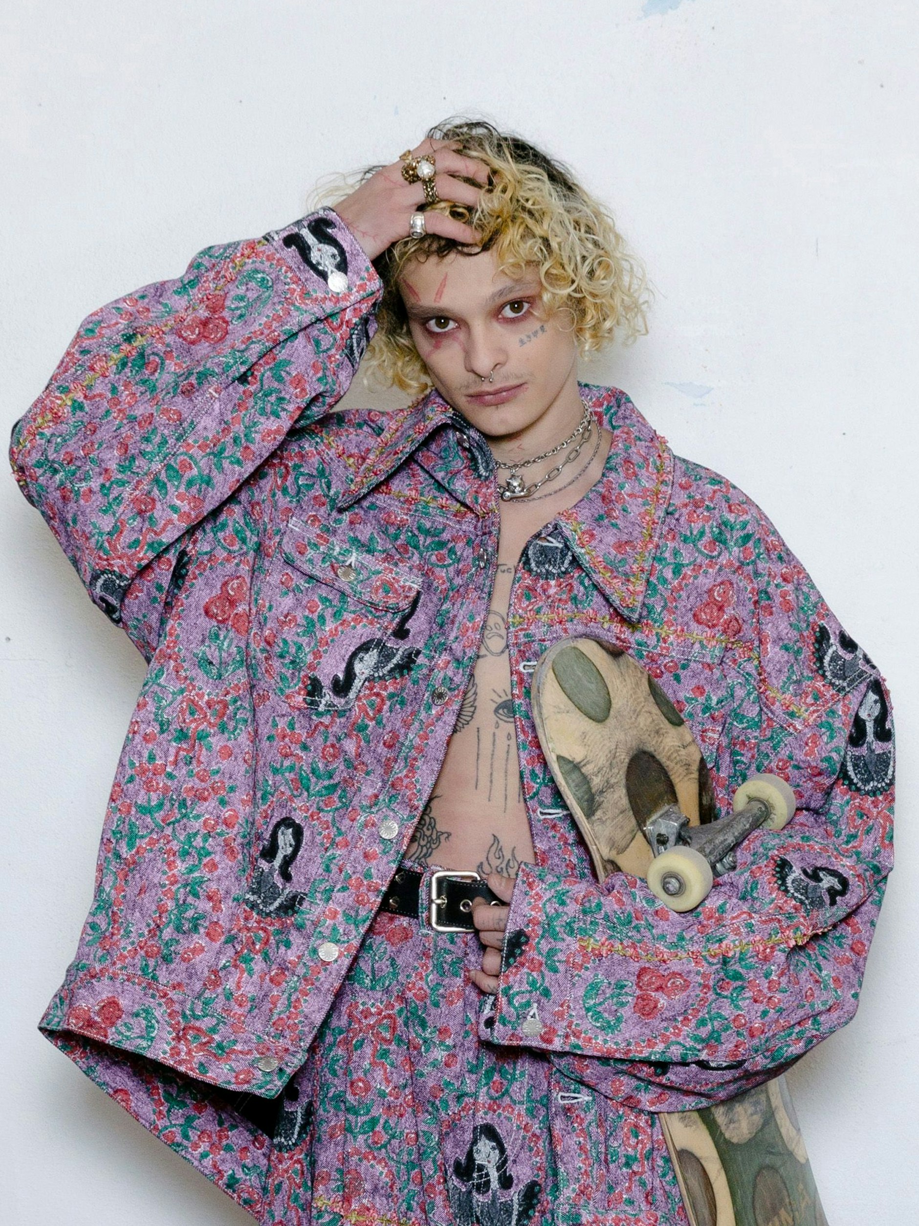 Wie dieses Kidill-Model zu seinen Locken kam, ist nicht überliefert. Generell gilt: möglichst keine Dauerwelle bei blondiertem Haar.