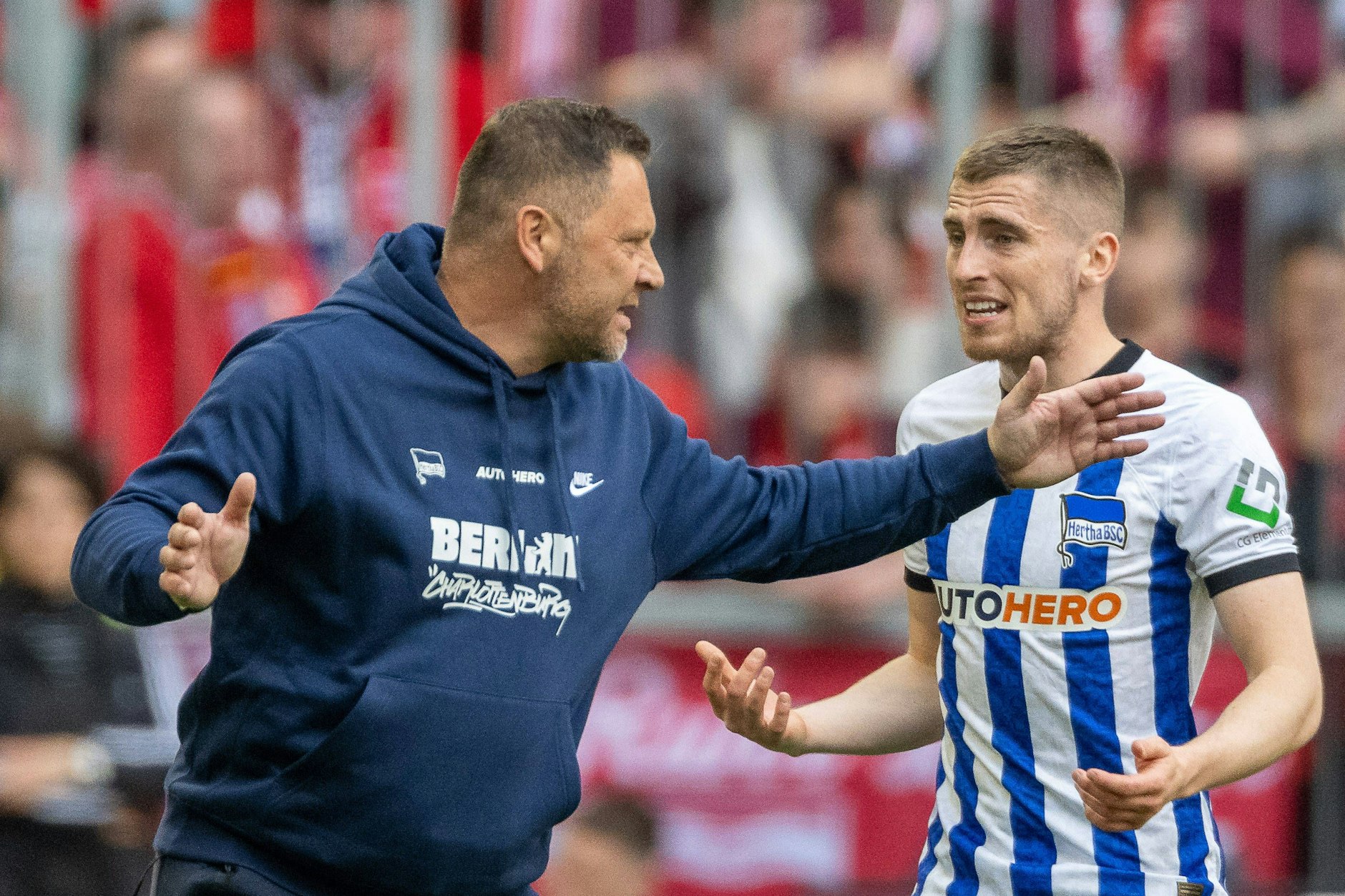 In seiner kurzen Zeit als Trainer bei Hertha BSC ist es Pal Dardai (l.) gelungen, die Abwehr um Spieler wie Jonjoe Kenny zu stabilisieren.