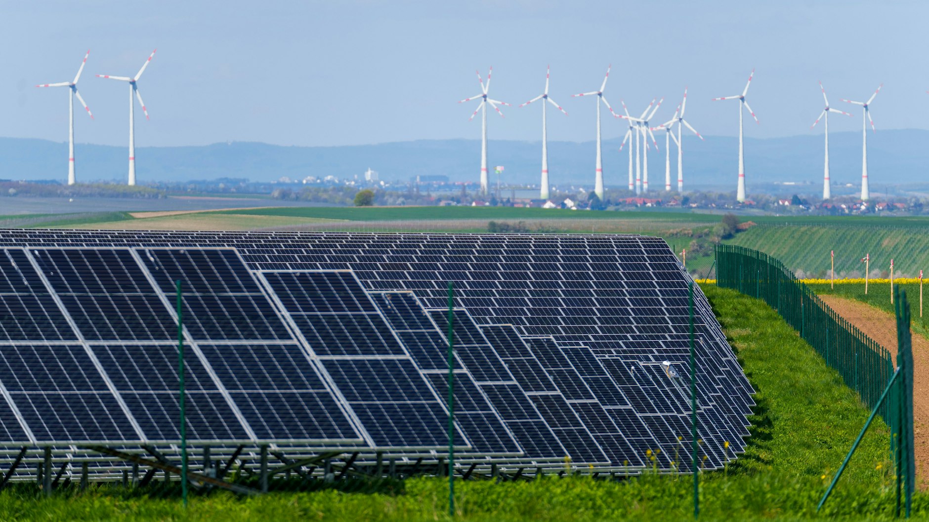 Ein Solarpark und Windkraftanlagen.&nbsp; Die Zukunft ist frei von fossilen Energien.&nbsp;&nbsp;