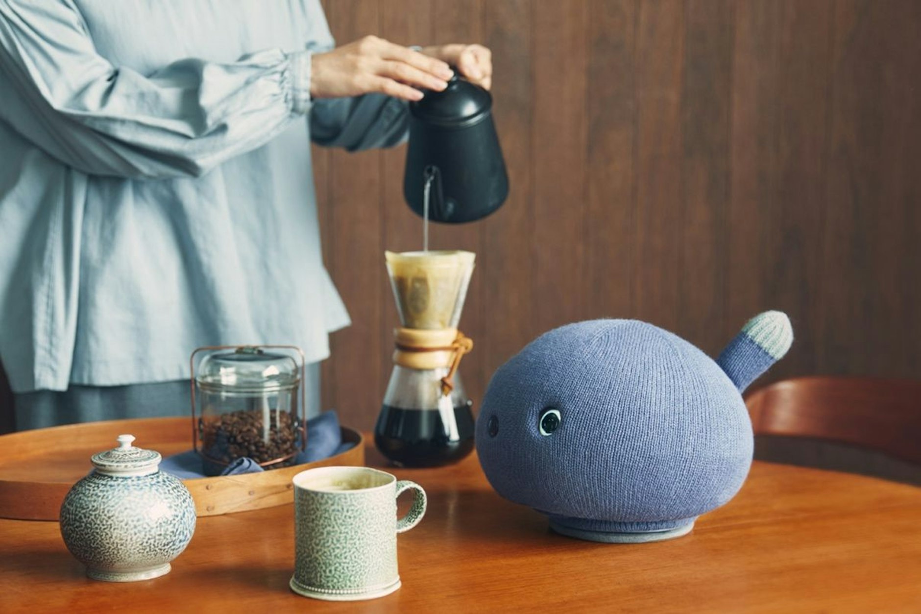 Guckt nur blöd: Beim Teekochen kann Nicobo nicht mithelfen.