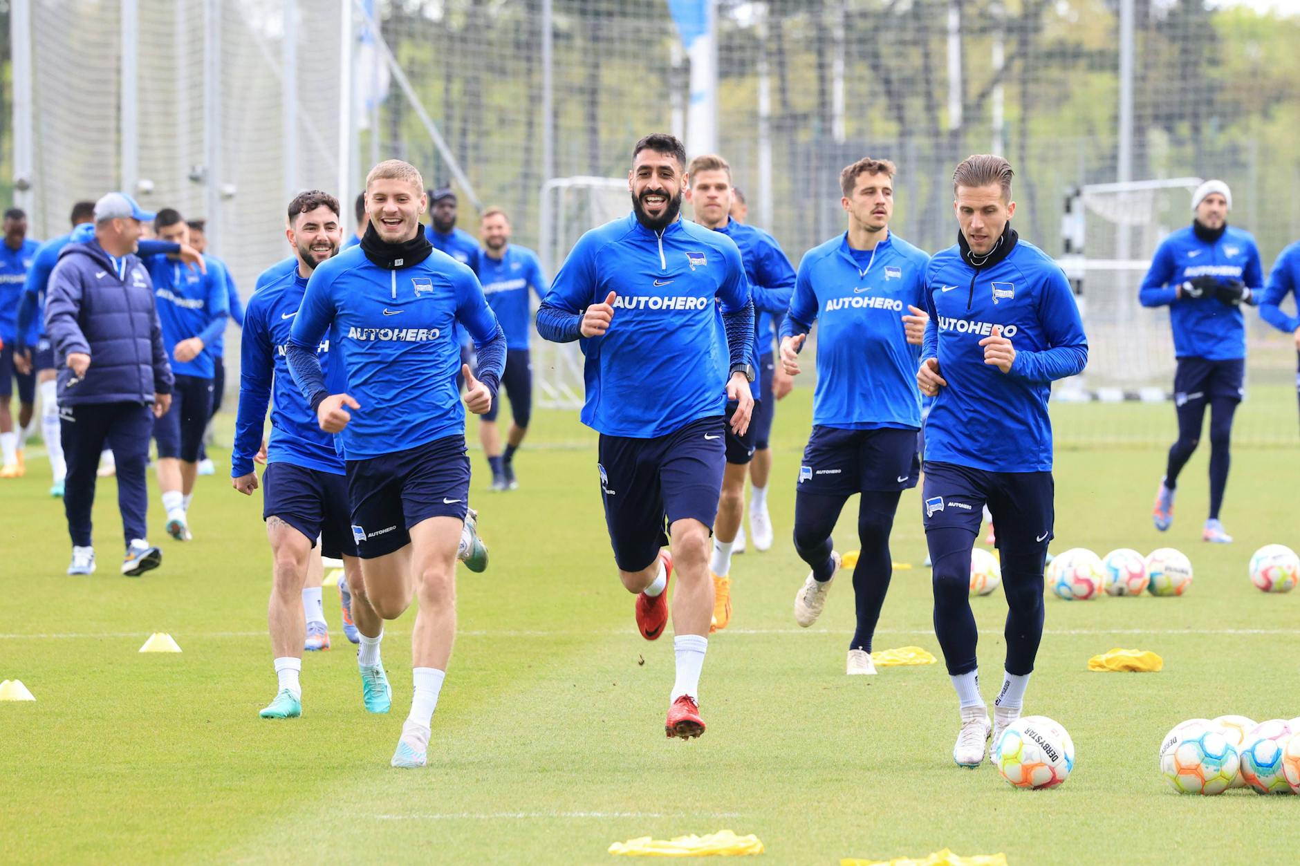 Sehen so Spieler aus, die alle Hoffnung verloren haben? Marco Richter, Marton Dardai, Tolga Cigerci und Peter Pekarik (v.l.) geben lachend in der ersten Reihe Gas.