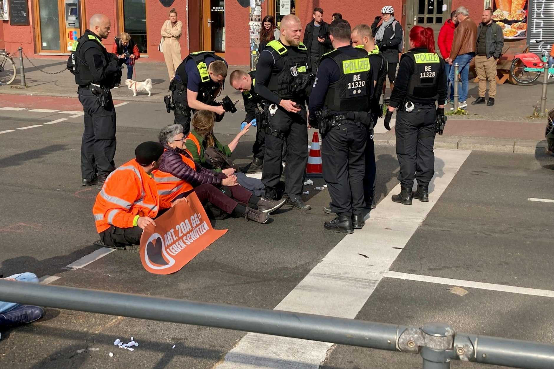 Die Letzte Generation blockiert am Dienstag die Prenzlauer Allee.