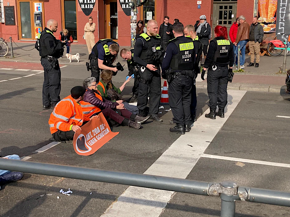 Die Letzte Generation blockiert am Dienstag die Prenzlauer Allee.