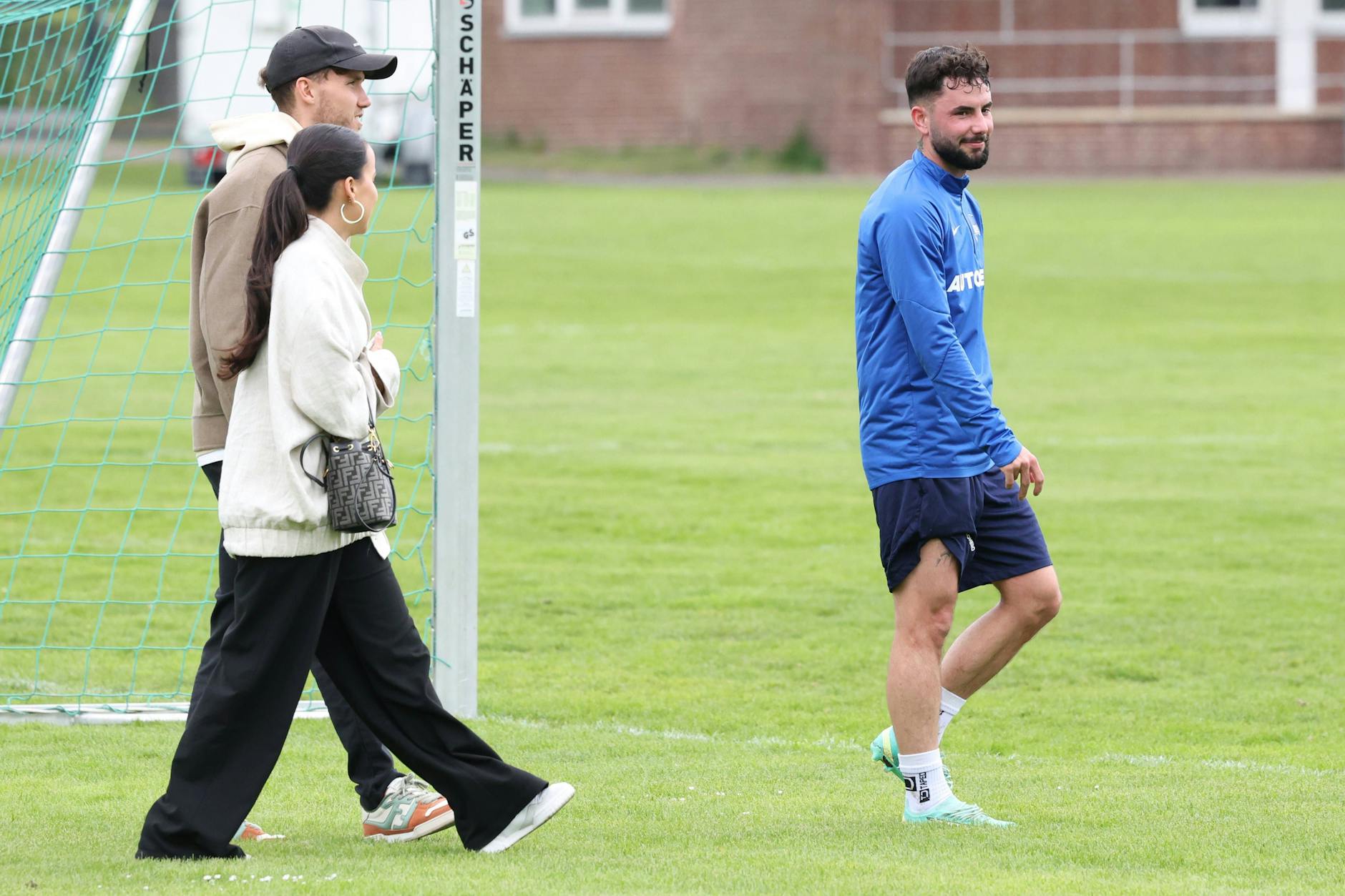 Wolfsburgs Luca Waldschmidt kommt nebst Freundin mal bei Kumpel Marco Richter im Hertha-Training vorbei.