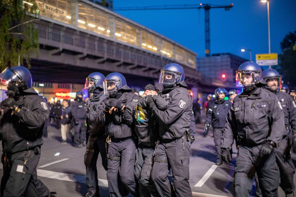 Newsblog zum 1. Mai: Vorwürfe der Polizeigewalt sollen aufgeklärt werden