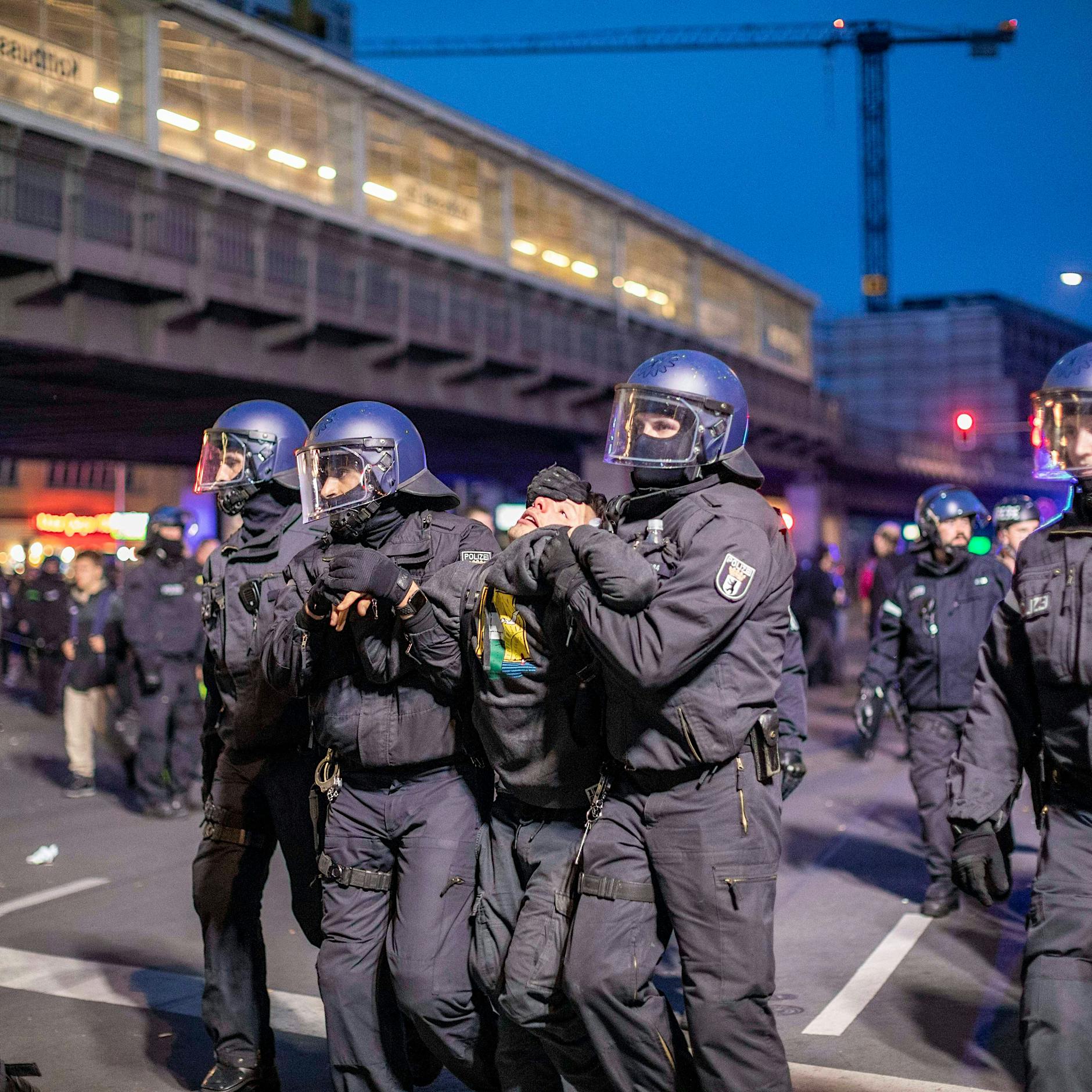 Newsblog zum 1. Mai: Vorwürfe der Polizeigewalt sollen aufgeklärt werden
