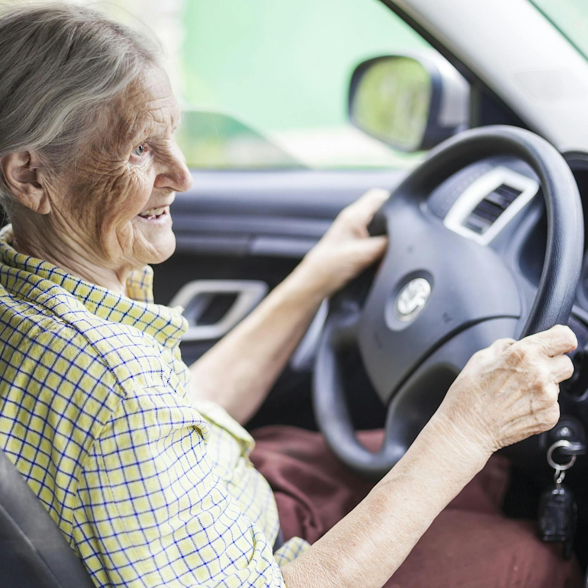 Zu alt fürs Steuer? Warum Fahrtests für Senioren nicht so verkehrt wären