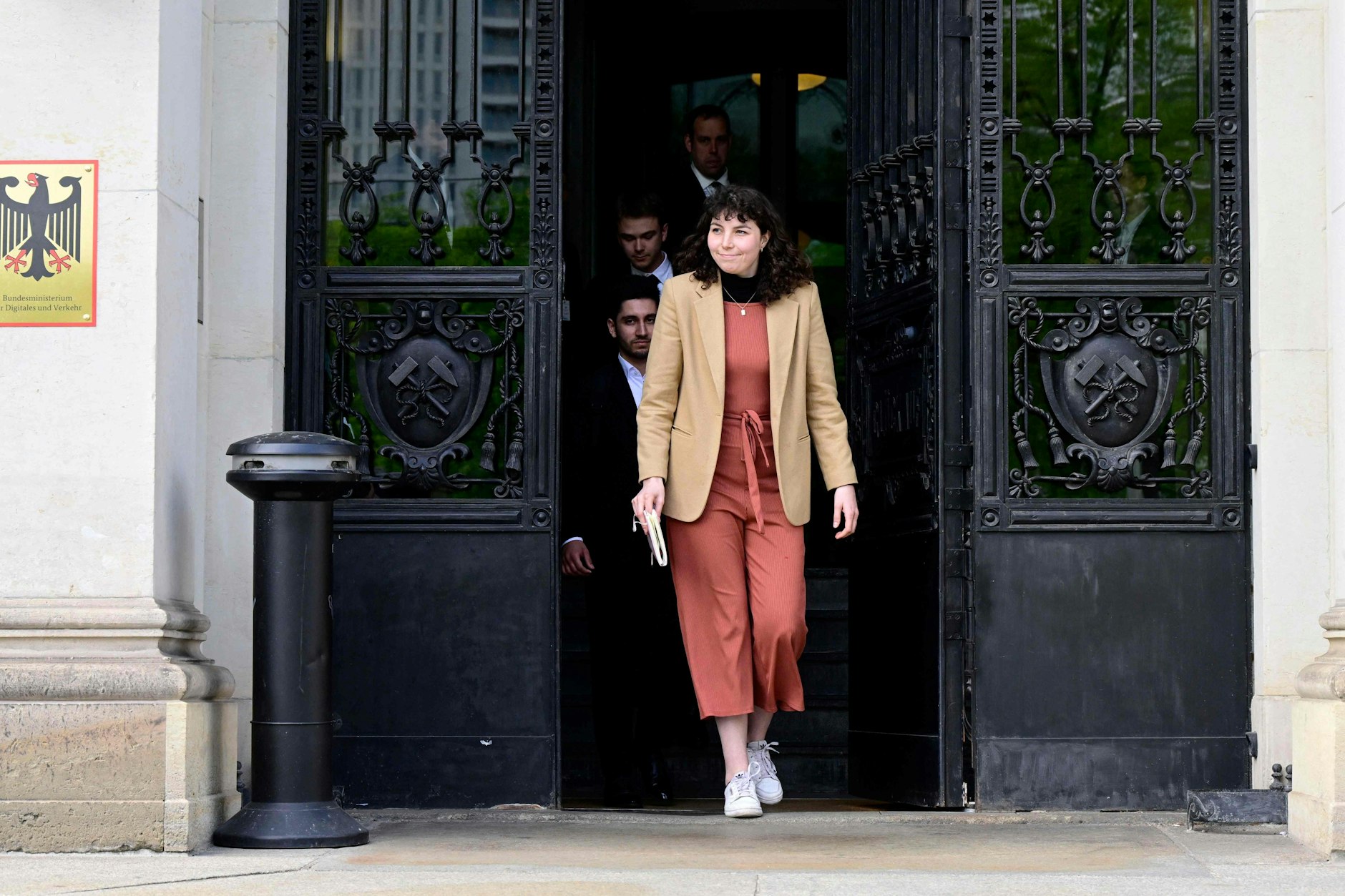 Klima-Aktivistin Lea Bonasera verlässt nach einem zweistündigen Gespräch das Bundesverkehrsministerium.