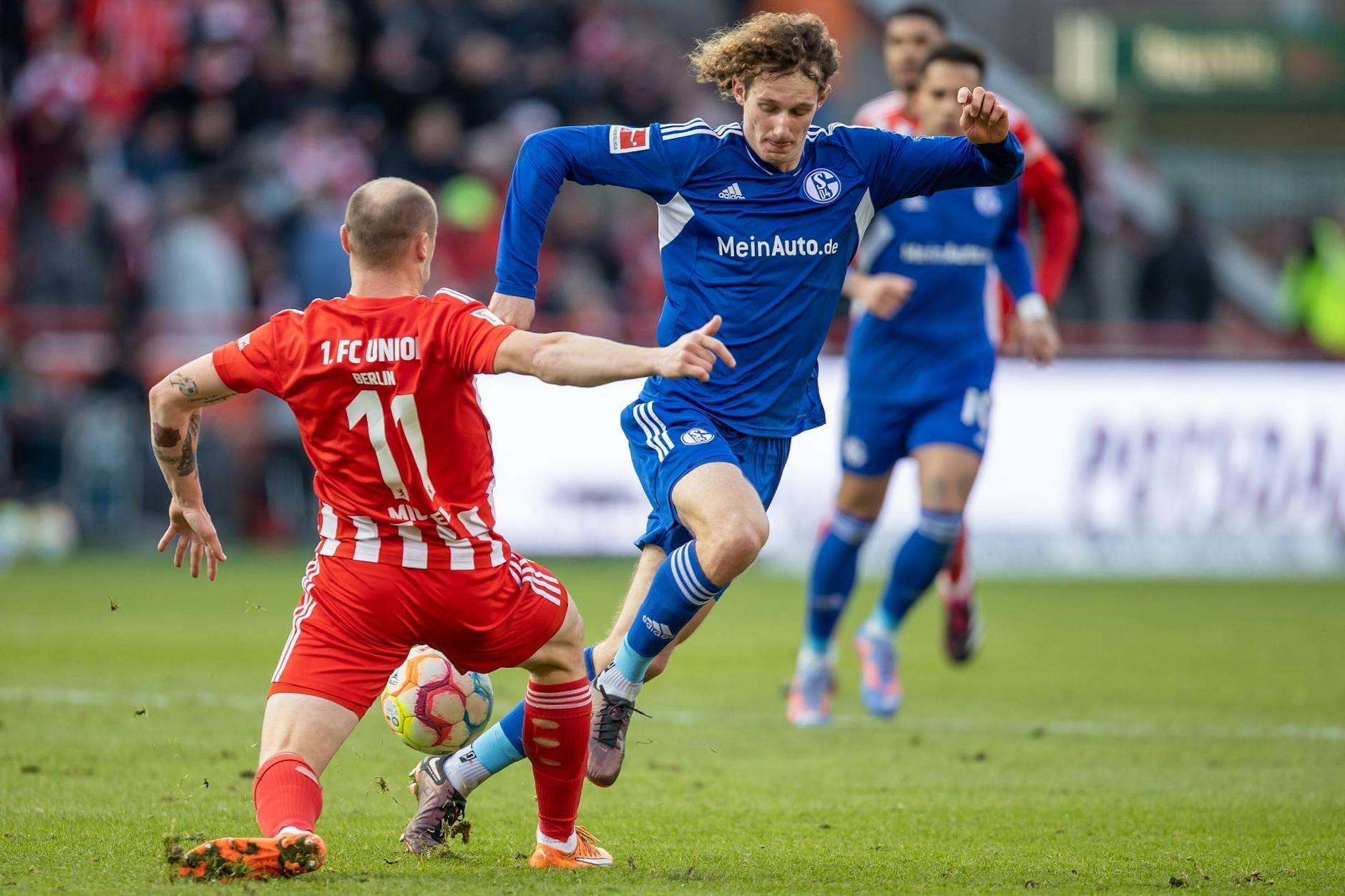 Schalkes Alex Kral (r.) im Zweikampf mit dem Unioner Sven Michel.