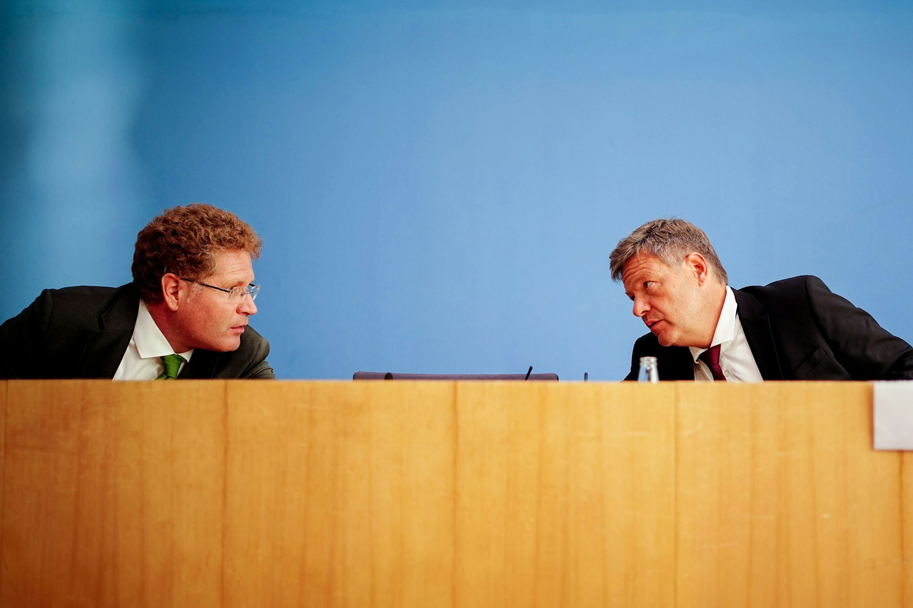 Robert Habeck (r.), Bundesminister für Wirtschaft und Klimaschutz, stärkt seinem Staatssekretär Patrick Graichen den Rücken.&nbsp;