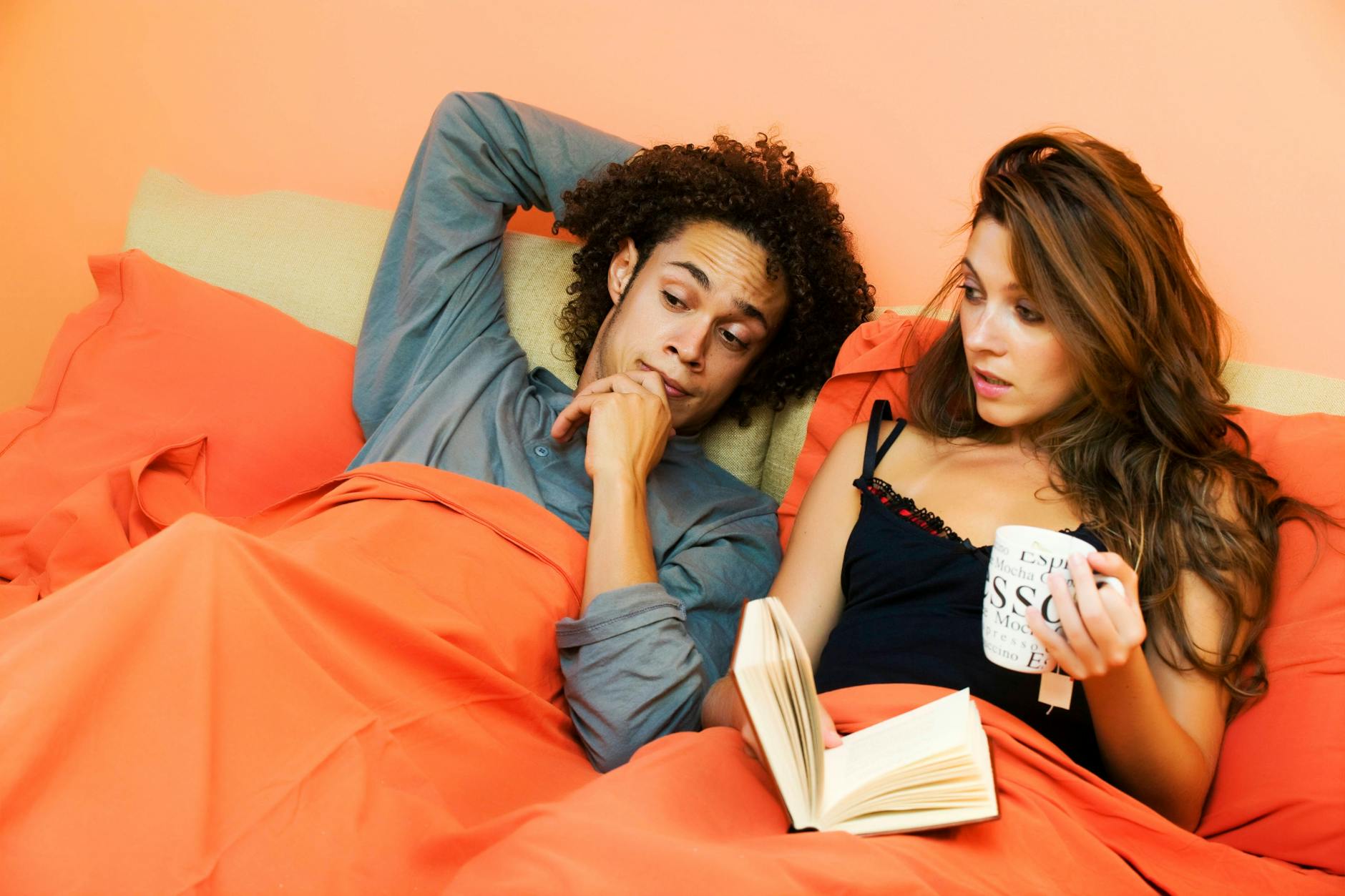 Gemeinsam über das eigene Verlangen und die eigenen Empfindungen sprechen, statt zu schweigen: der erste Schritt zum erfüllten Sex.