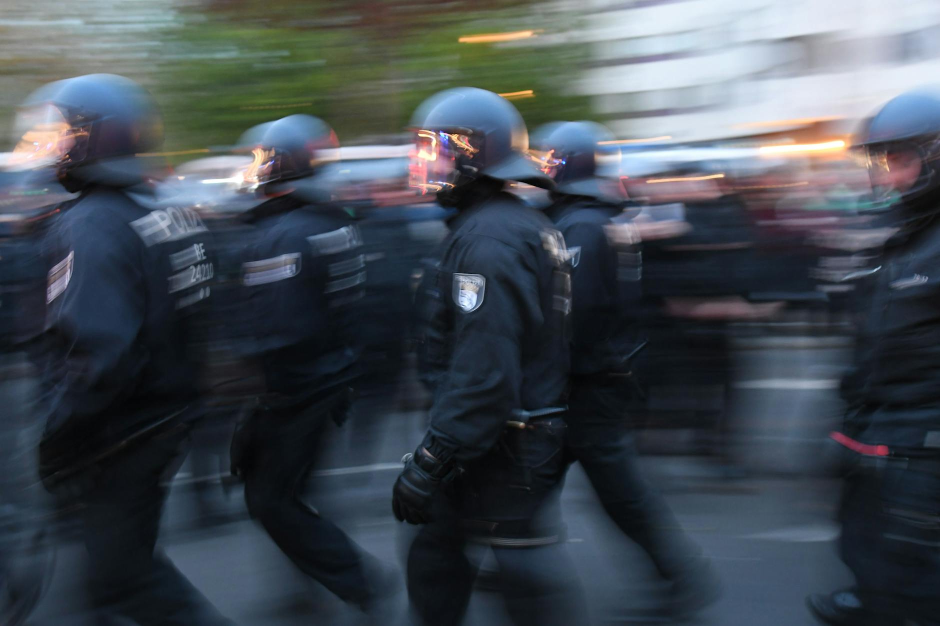 Auch am diesjährigen 1. Mai waren in Kreuzberg und Neukölln Tausende Polizisten im Einsatz.